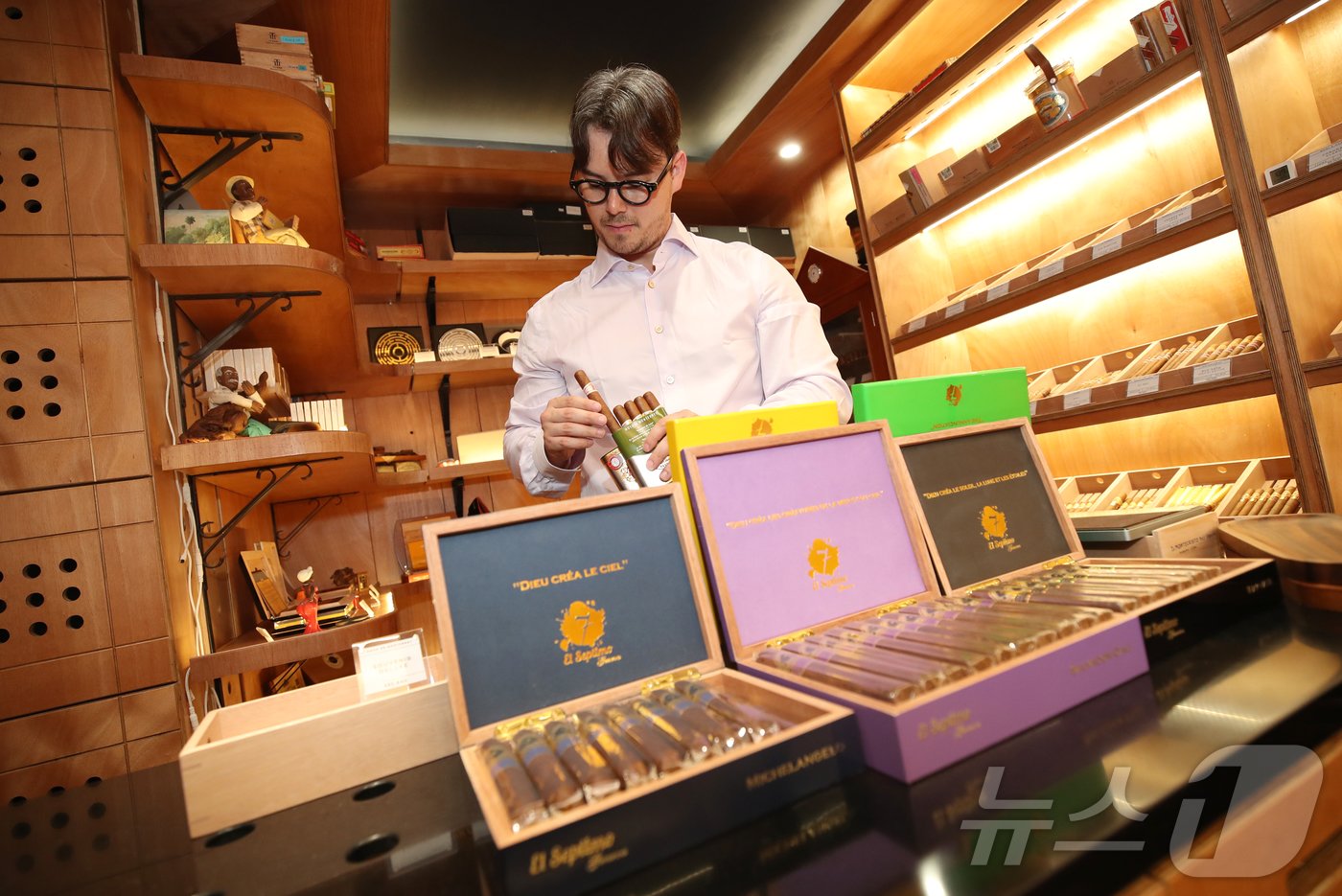 본문 이미지 - 국내 1세대 시가(Cigar)업체인 '피에르'를 운영 중인 마티아스 코헨 대표가 4일 서울 강남구 역삼동 피에르시가 매장 내 시가룸에서 제품을 살펴보고 있다. 2024.6.4/뉴스1 ⓒ News1 오대일 기자