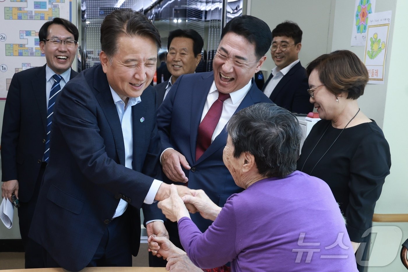 본문 이미지 - 충북도정을 보고하고 현장의 의견을 청취하기 위해 4일 영동군을 방문한 김영환 충북지사가 군립치매요양원을 찾아 어르신과 대화를 나누고 있다. (충북도 제공) /뉴스1