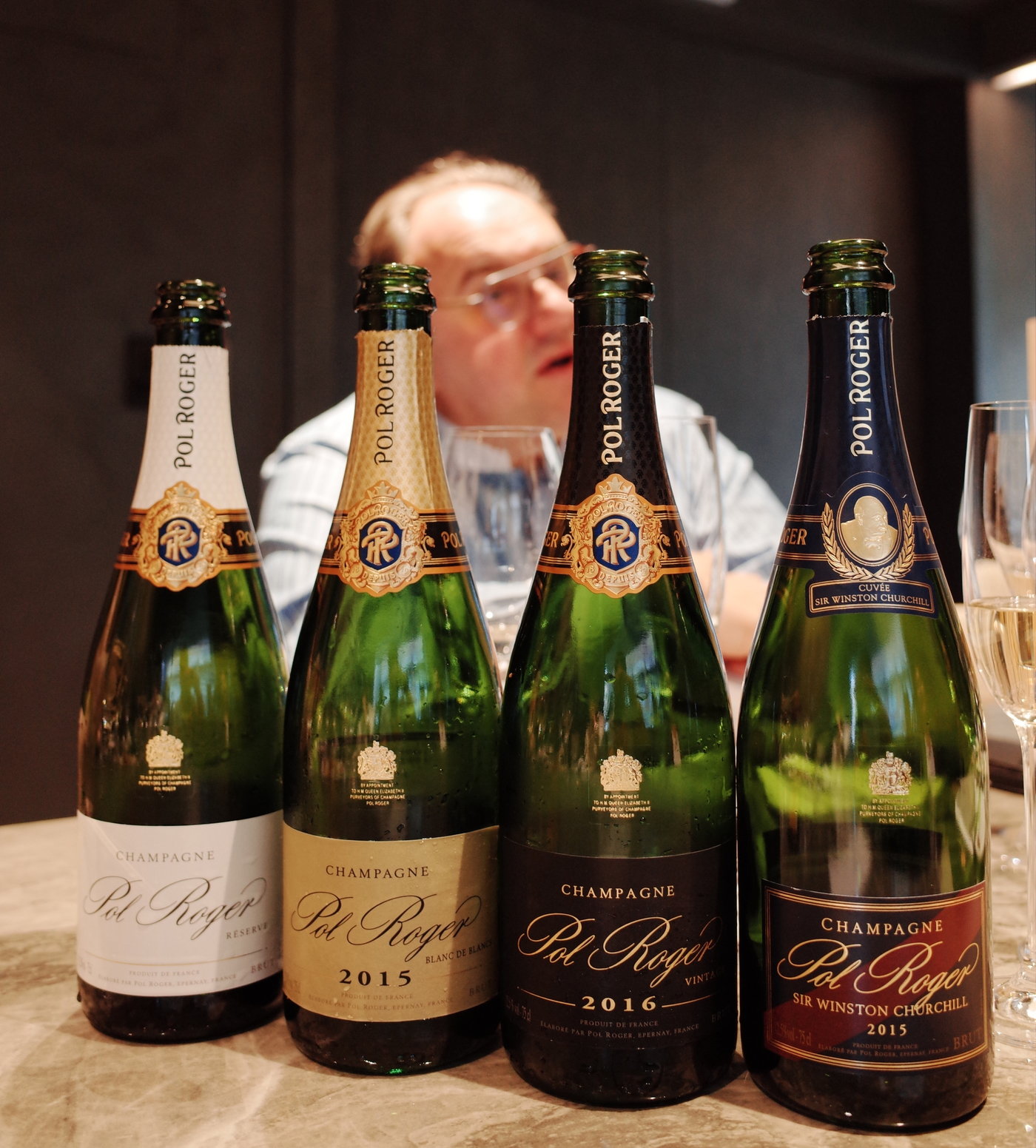 본문 이미지 - 샴페인 폴 로저를 생산하는 프랑스 와이너리 '폴 로저'의 오너 위베르 드 빌리와 폴 로저의 샴페인들. 왼쪽부터 폴 로저 브뤼 리저브 NV, 폴 로저 블랑 드 블랑 2015, 폴 로저 브뤼 빈티지 2016, 폴 로저 뀌베 써 윈스턴 처칠 2015.