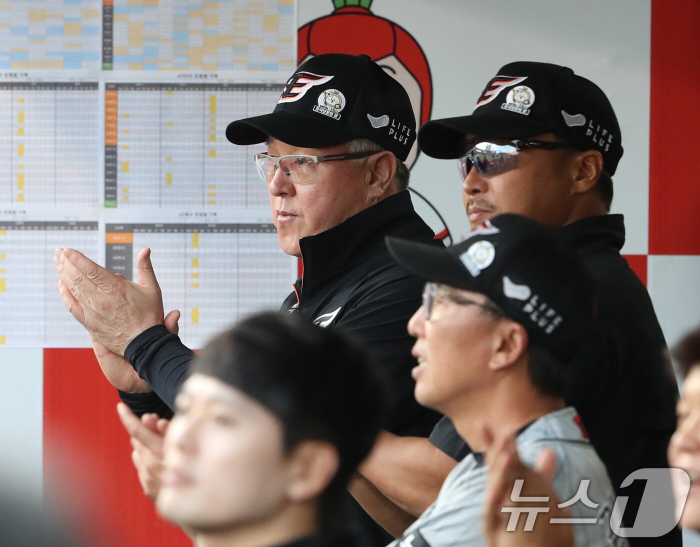 본문 이미지 - 김경문 한화 이글스 신임 감독이 4일 오후 경기 수원시 장안구 KT위즈파크에서 '2024 신한 SOL 뱅크 KBO리그' 한화 이글스와 KT 위즈의 경기를 지켜보고있다. 2024.6.4/뉴스1 ⓒ News1 김영운 기자