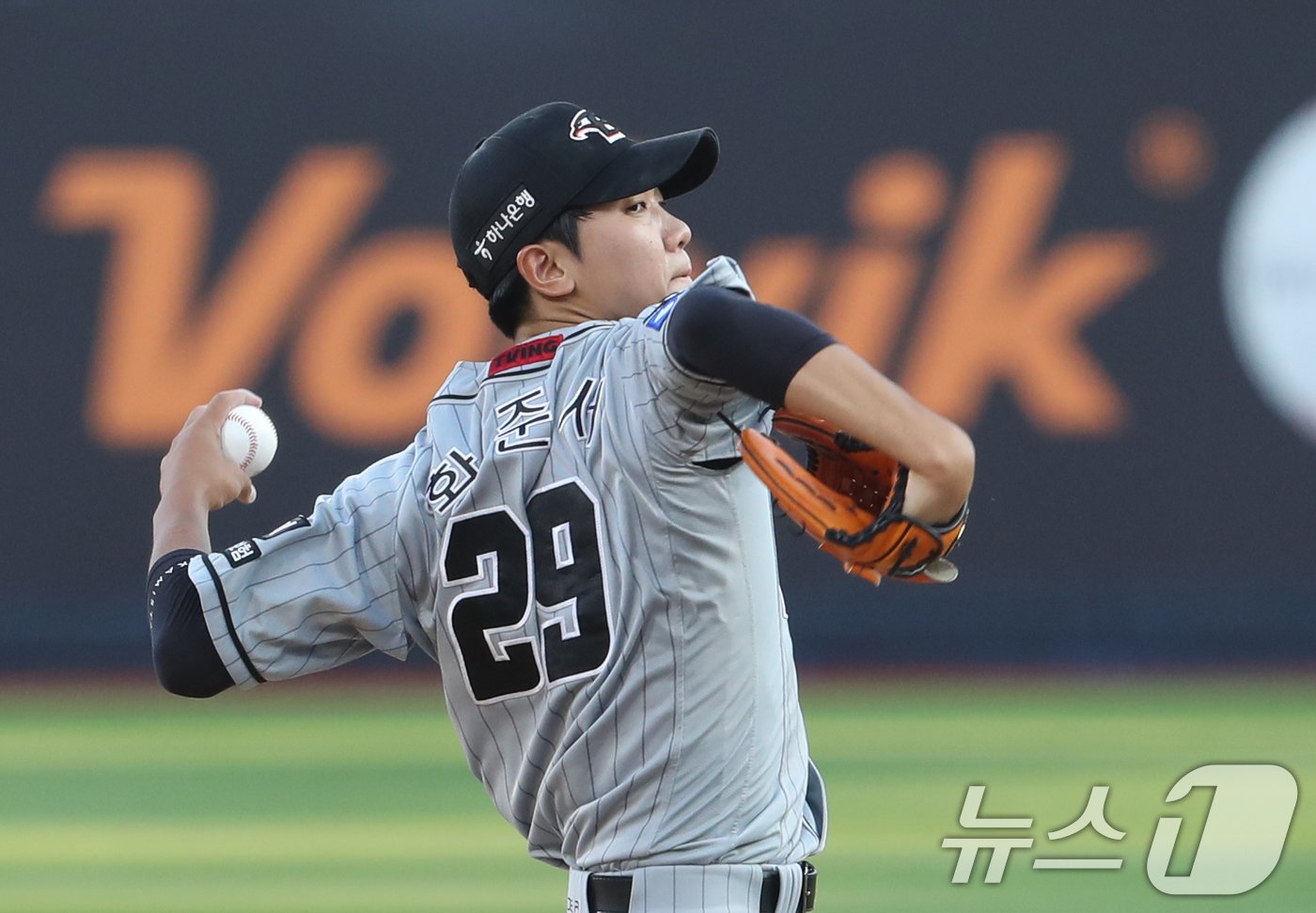 본문 이미지 - 4일 오후 경기 수원시 장안구 KT위즈파크에서 열린 &#39;2024 신한 SOL 뱅크 KBO리그&#39; 한화 이글스와 KT 위즈의 경기, 1회말 한화 선발투수 황준서가 공을 던지고 있다. 2024.6.4/뉴스1 ⓒ News1 김영운 기자