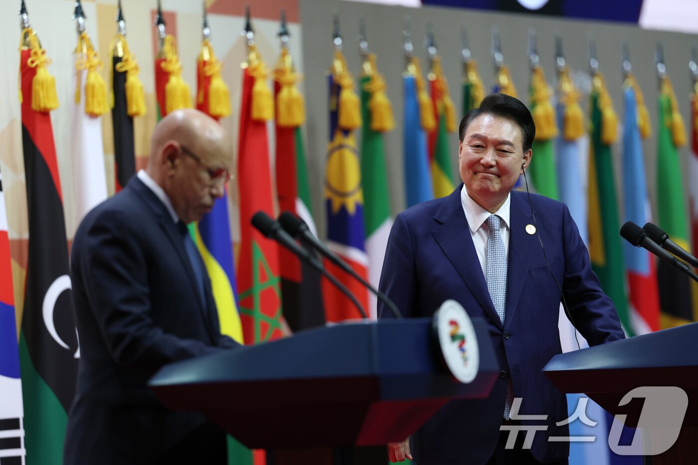 본문 이미지 - 윤석열 전 대통령이 지난해 6월 4일 경기 고양시 킨텍스에서 열린 2024 한-아프리카 정상회의 공동언론발표에서 무함마드 울드 가주아니 모리타니아 대통령의 발언을 듣고 있다. (대통령실 제공) 2024.6.4/뉴스1 ⓒ News1 송원영 기자