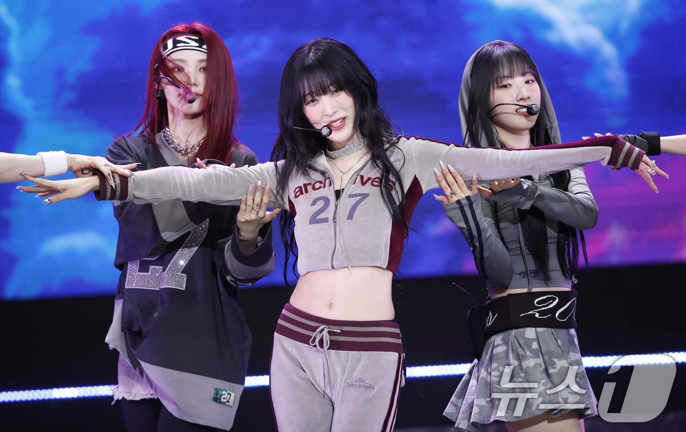 (서울=뉴스1) 권현진 기자 = 아르테미스 진솔(왼쪽부터)과 최리, 하슬이 4일 오후 서울 상암동 SBS 프리즘타워에서 열린 생방송 SBS M '더쇼' 에서 화려한 무대를 선보이고 …