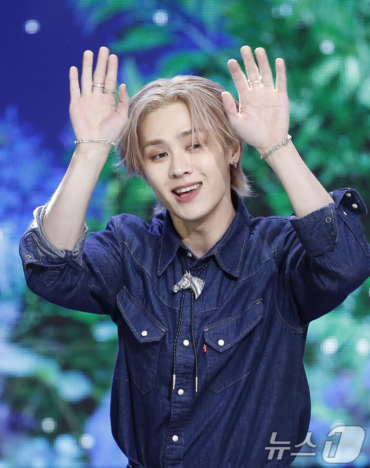 (서울=뉴스1) 권현진 기자 = 웨이션브이(WayV) 쿤이 4일 오후 서울 상암동 SBS 프리즘타워에서 열린 생방송 SBS M '더쇼' 에서 화려한 무대를 선보이고 있다. 2024 …