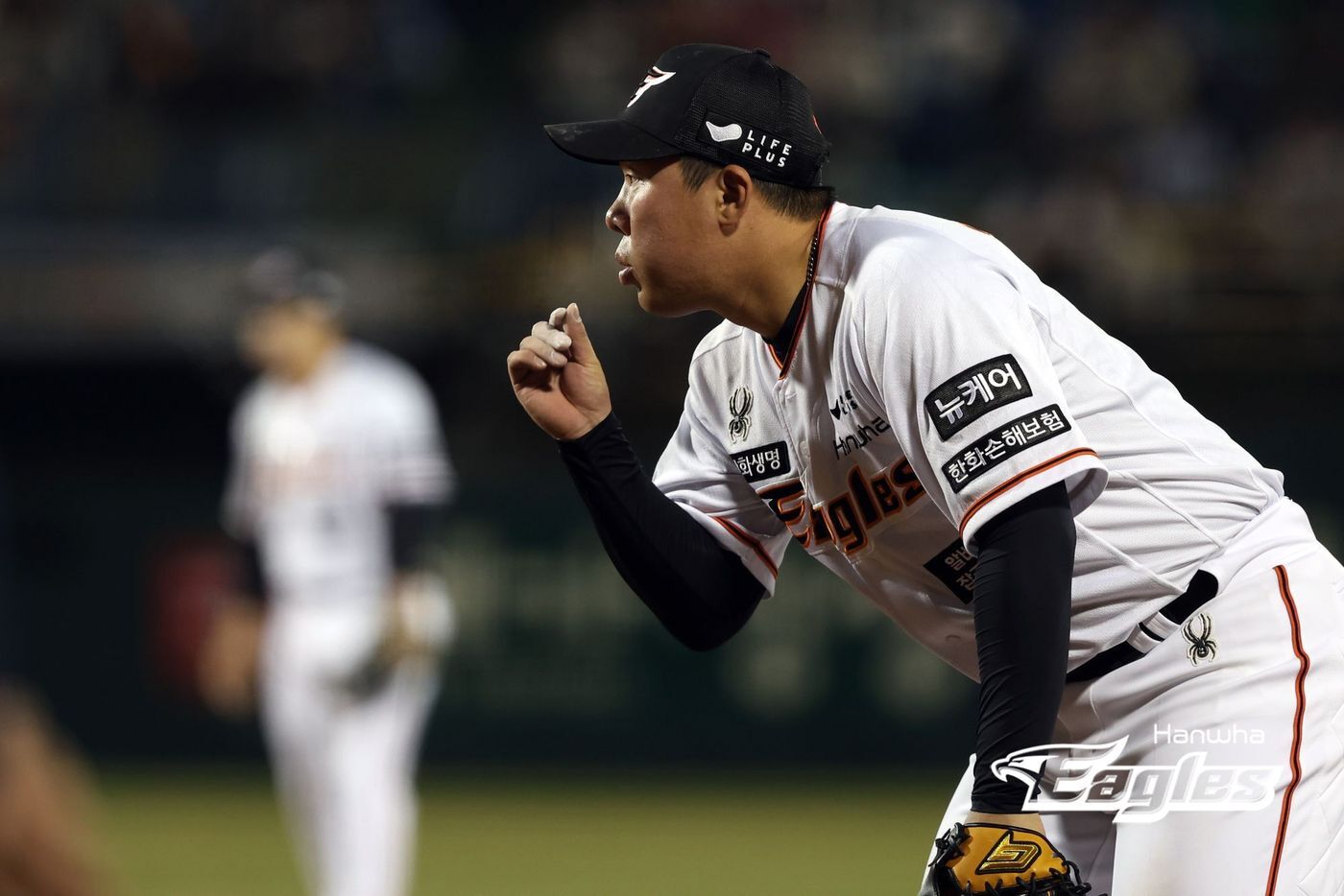 본문 이미지 - 안치홍이 한화 이적 후 처음으로 2루수 수비를 소화했다. (한화 제공)