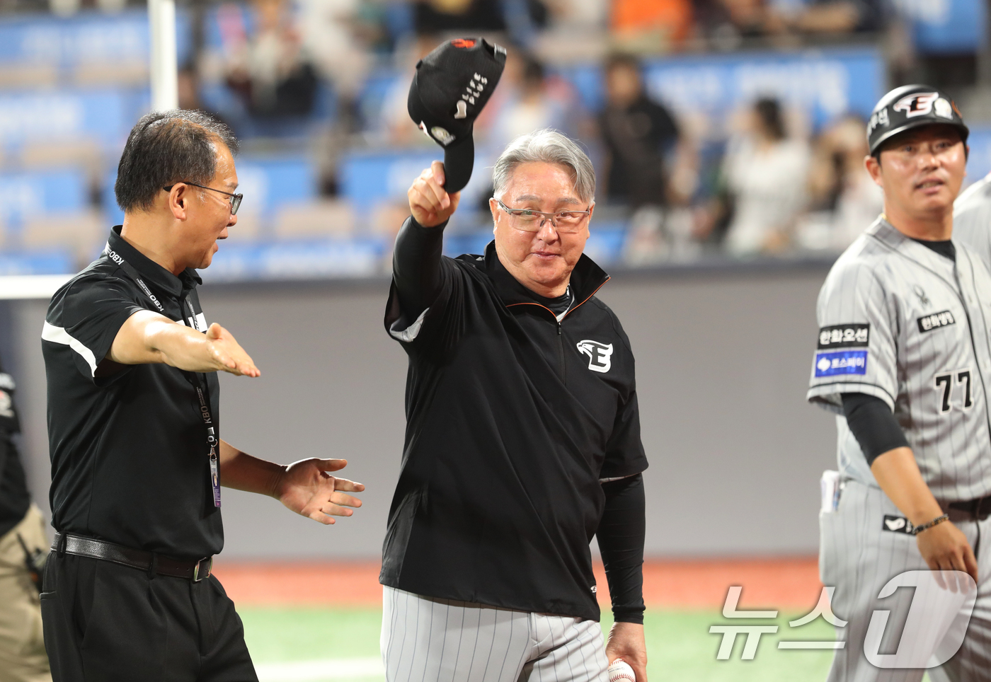 (수원=뉴스1) 김영운 기자 = 김경문 한화 이글스 신임 감독이 4일 오후 경기 수원시 장안구 KT위즈파크에서 열린 '2024 신한 SOL 뱅크 KBO리그' 한화 이글스와 KT 위 …