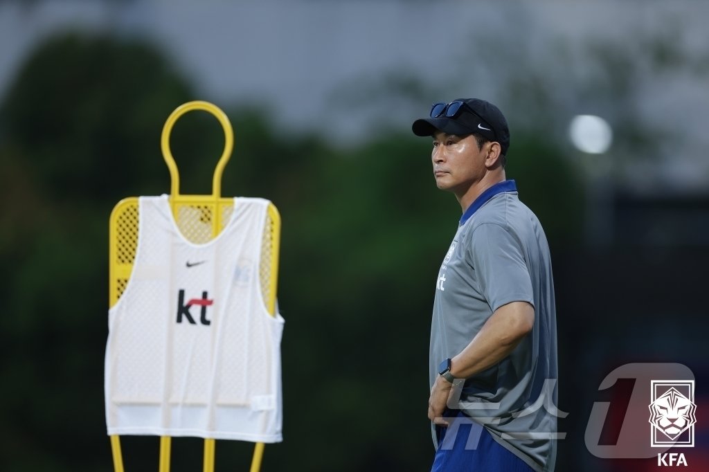 본문 이미지 - 4일&#40;현지시간&#41; 싱가포르 비샨 스타디움에서 2026 북중미 월드컵 아시아 2차 예선 조별리그 싱가포르전을 앞둔 한국 축구 국가대표팀 김도훈 감독이 훈련을 지켜보고 있다. &#40;대한축구협회 제공&#41; 2024.6.5/뉴스1