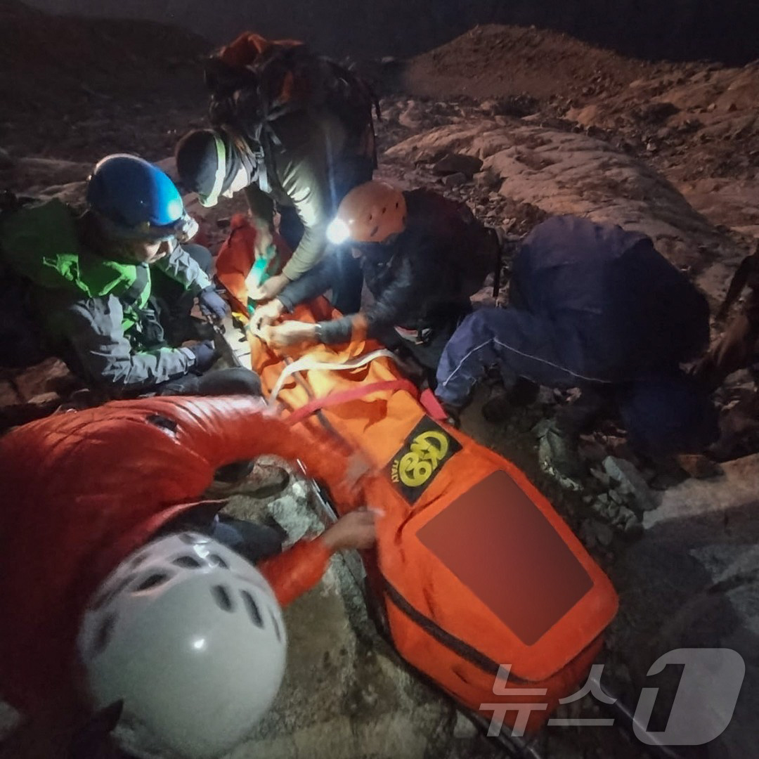 (와라즈 AFP=뉴스1) 우동명 기자 = 3일(현지시간) 페루 앙카쉬 지역의 와라즈에 있는 해발 5716미터의 카샨 산을 등반하던 중 숨진 이탈리아 등산가의 유해를 구조대원이 이송 …