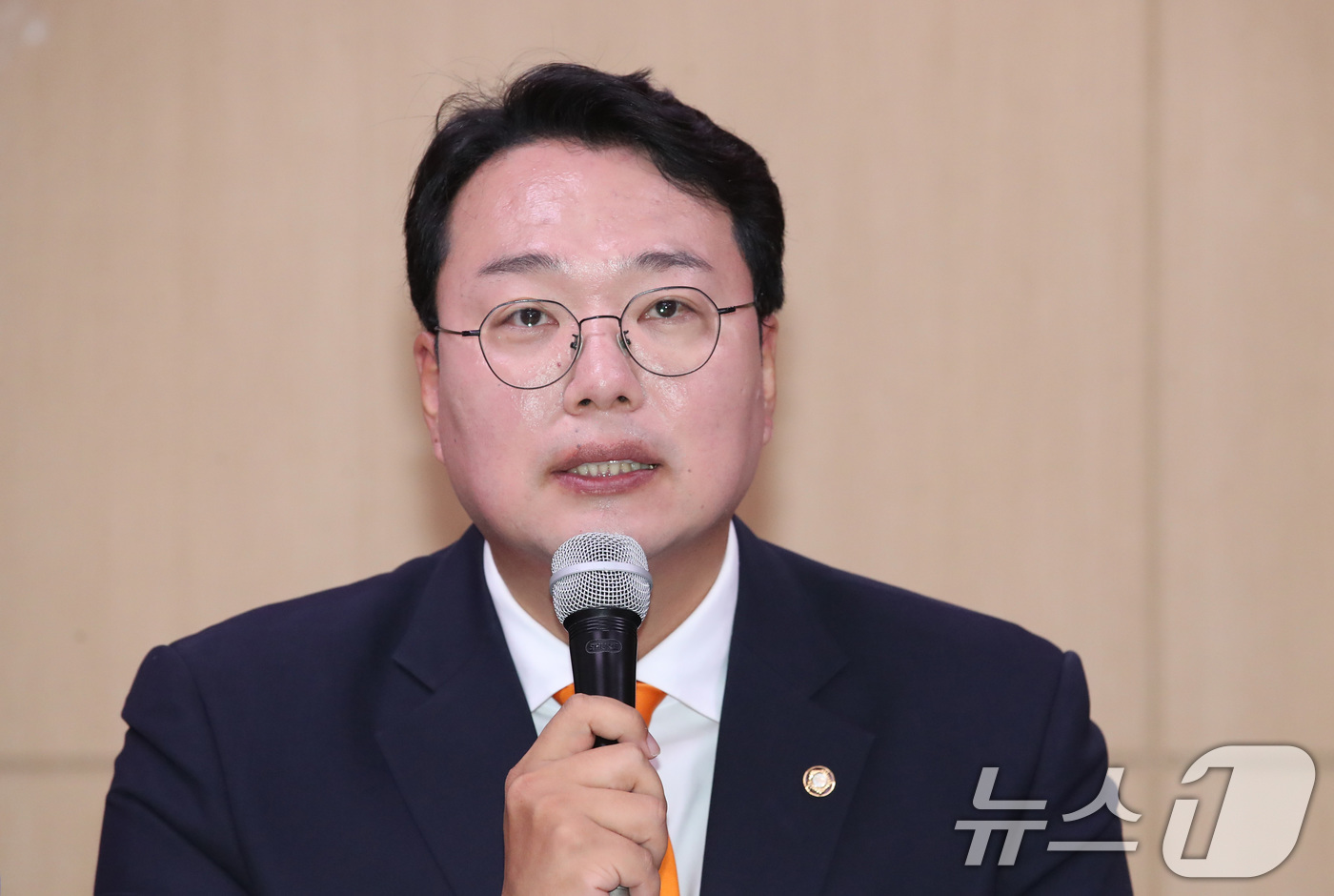 (대전=뉴스1) 김기태 기자 = 천하람 개혁신당 원내대표가 5일 한국철도공사 대전충남본부 회의실에서 열린 제8차 최고위원회의에서 모두발언을 하고 있다. 2024.6.5/뉴스1
