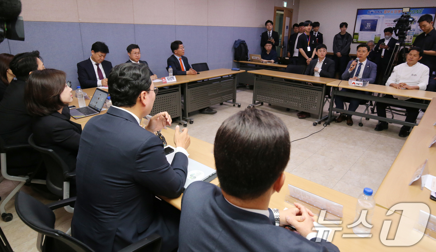 (대전=뉴스1) 김기태 기자 = 허은아 개혁신당 대표를 비롯한 최고위원들이 5일 한국철도공사 대전충남본부 회의실에서 열린 제8차 최고위원회의를 마치고 성심당 임원들과 간담회를 하고 …