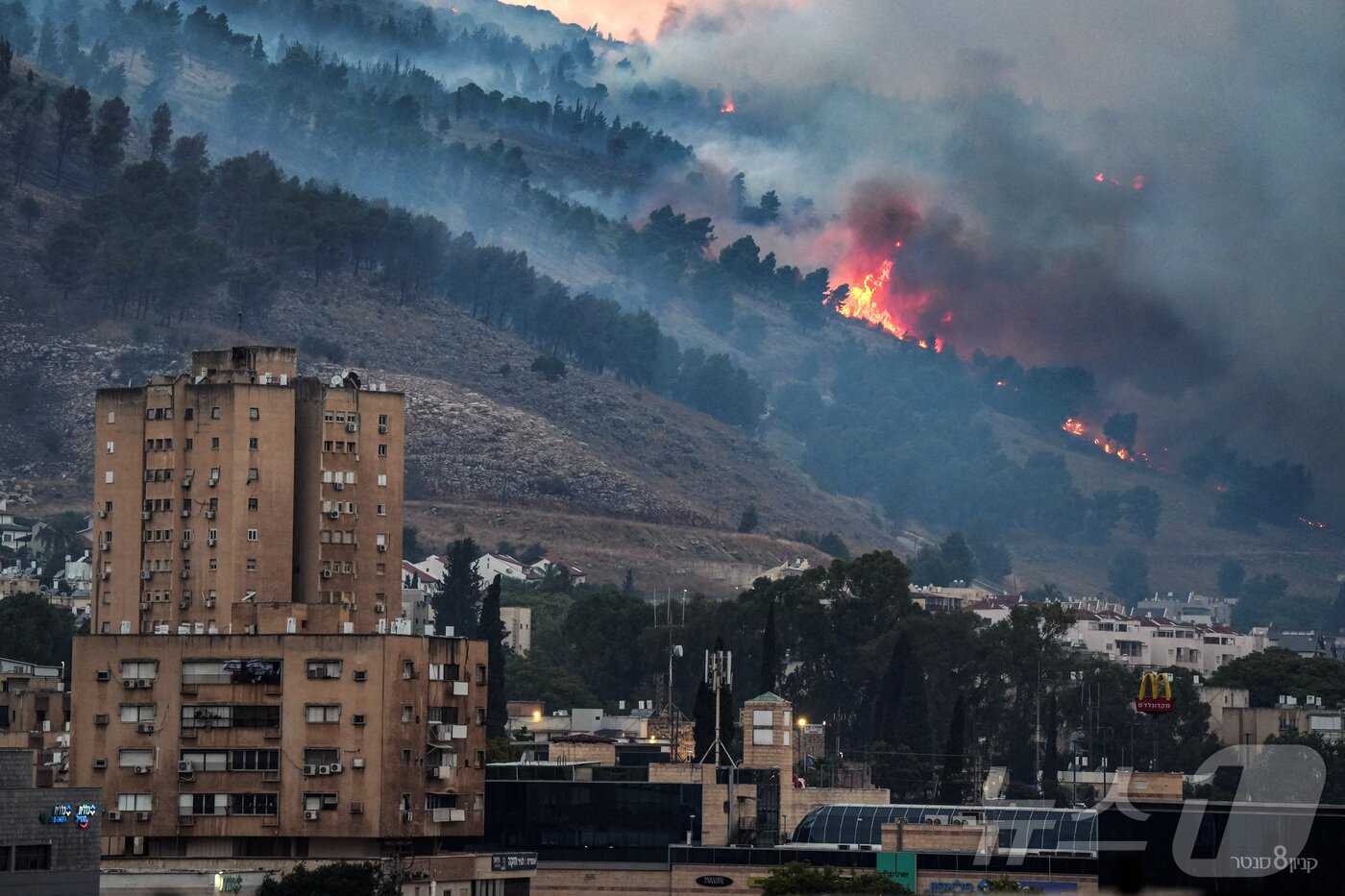 본문 이미지 - 레바논을 근거지로 활동하는 시아파 무장정파 헤즈볼라가 이스라엘 북부 국경 지역에 3일(현지시간) 밤 로켓을 발사하자 이날 골란고원과 가까운 이스라엘 최북단 도시 키르야트 시모나의 야산에 불이 붙었다. 2024.06.03. ⓒ 로이터=뉴스1 ⓒ News1 김성식 기자