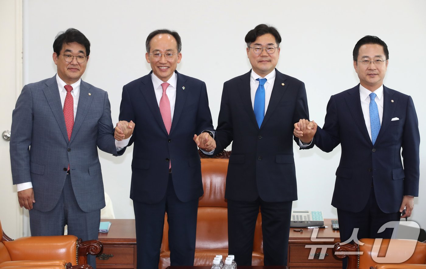 본문 이미지 - 추경호 국민의힘 원내대표와 박찬대 더불어민주당 원내대표가 5일 오전 서울 여의도 국회에서 가진 원 구성 협상을 위한 회동에서 손을 맞잡고 있다. 왼쪽부터 국민의힘 배준영 원내수석부대표, 추 원내대표, 더불어민주당 박 원내대표, 박성준 원내수석부대표. 2024.6.5/뉴스1 ⓒ News1 이광호 기자