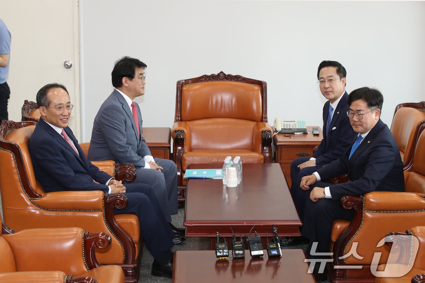 추경호 국민의힘 원내대표와 박찬대 더불어민주당 원내대표가 5일 오전 서울 여의도 국회에서 원 구성 협상을 위한 회동을 하고 있다. 왼쪽부터 시계방향으로 국민의힘 추 원내대표, 배준영 원내수석부대표, 더불어민주당 박성준 원내수석부대표, 박찬대 원내대표. 2024.6.5/뉴스1 ⓒ News1 이광호 기자