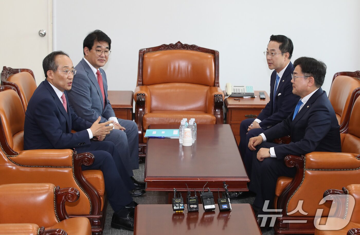 본문 이미지 - 추경호 국민의힘 원내대표와 박찬대 더불어민주당 원내대표가 5일 오전 서울 여의도 국회에서 원 구성 협상을 위한 회동을 하고 있다. 왼쪽부터 시계방향으로 국민의힘 추 원내대표, 배준영 원내수석부대표, 더불어민주당 박성준 원내수석부대표, 박찬대 원내대표. 2024.6.5/뉴스1 ⓒ News1 이광호 기자