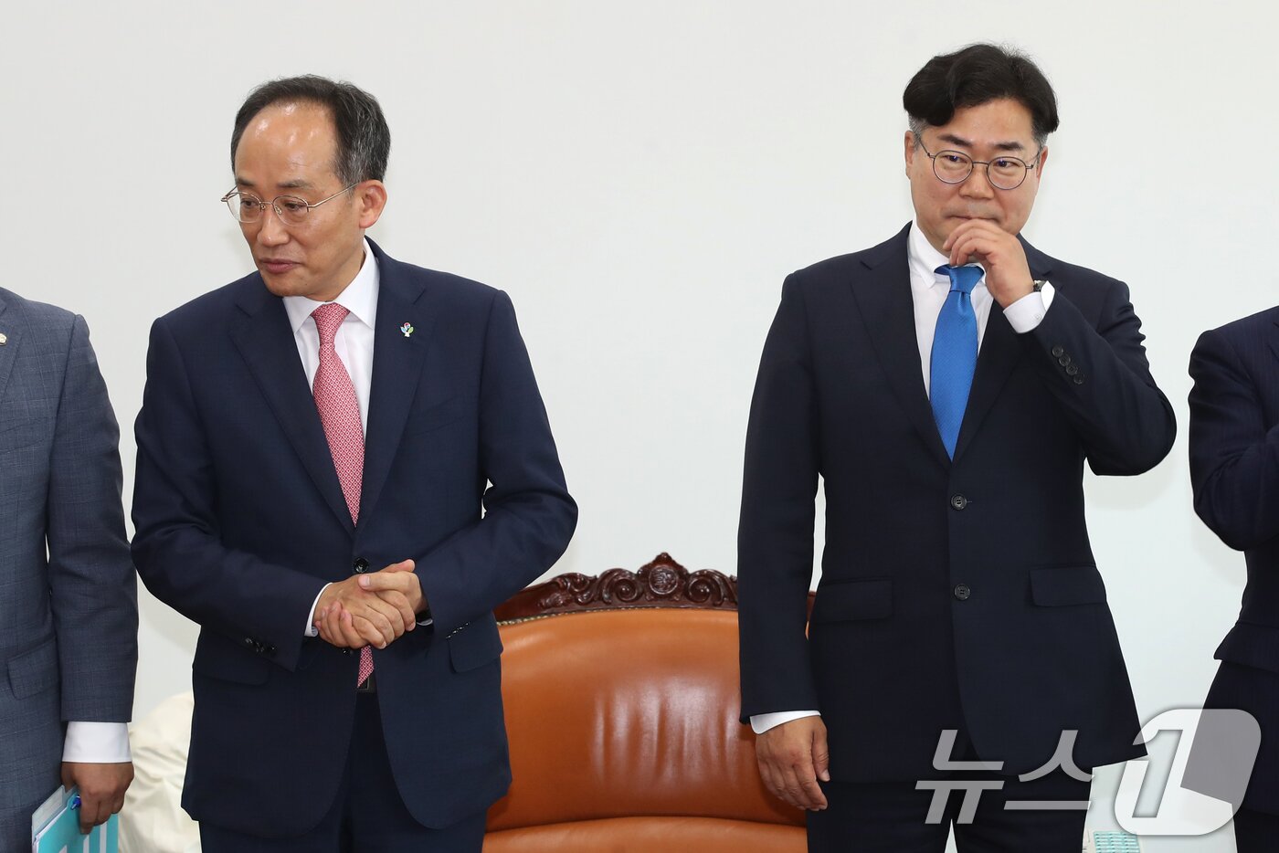 본문 이미지 - 추경호 국민의힘 원내대표&#40;왼쪽&#41;와 박찬대 더불어민주당 원내대표가 5일 오전 서울 여의도 국회에서 가진 원 구성 협상을 위한 회동에서 악수한뒤 자리로 향하고 있다. 2024.6.5/뉴스1 ⓒ News1 이광호 기자