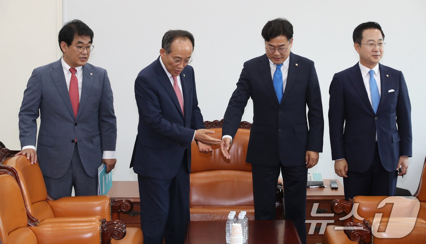 추경호 국민의힘 원내대표와 박찬대 더불어민주당 원내대표가 5일 오전 서울 여의도 국회에서 가진 원 구성 협상을 위한 회동에서 악수한뒤 자리로 향하고 있다. 왼쪽부터 국민의힘 배준영 원내수석부대표, 추 원내대표, 더불어민주당 박 원내대표, 박성준 원내수석부대표. 2024.6.5/뉴스1 ⓒ News1 이광호 기자