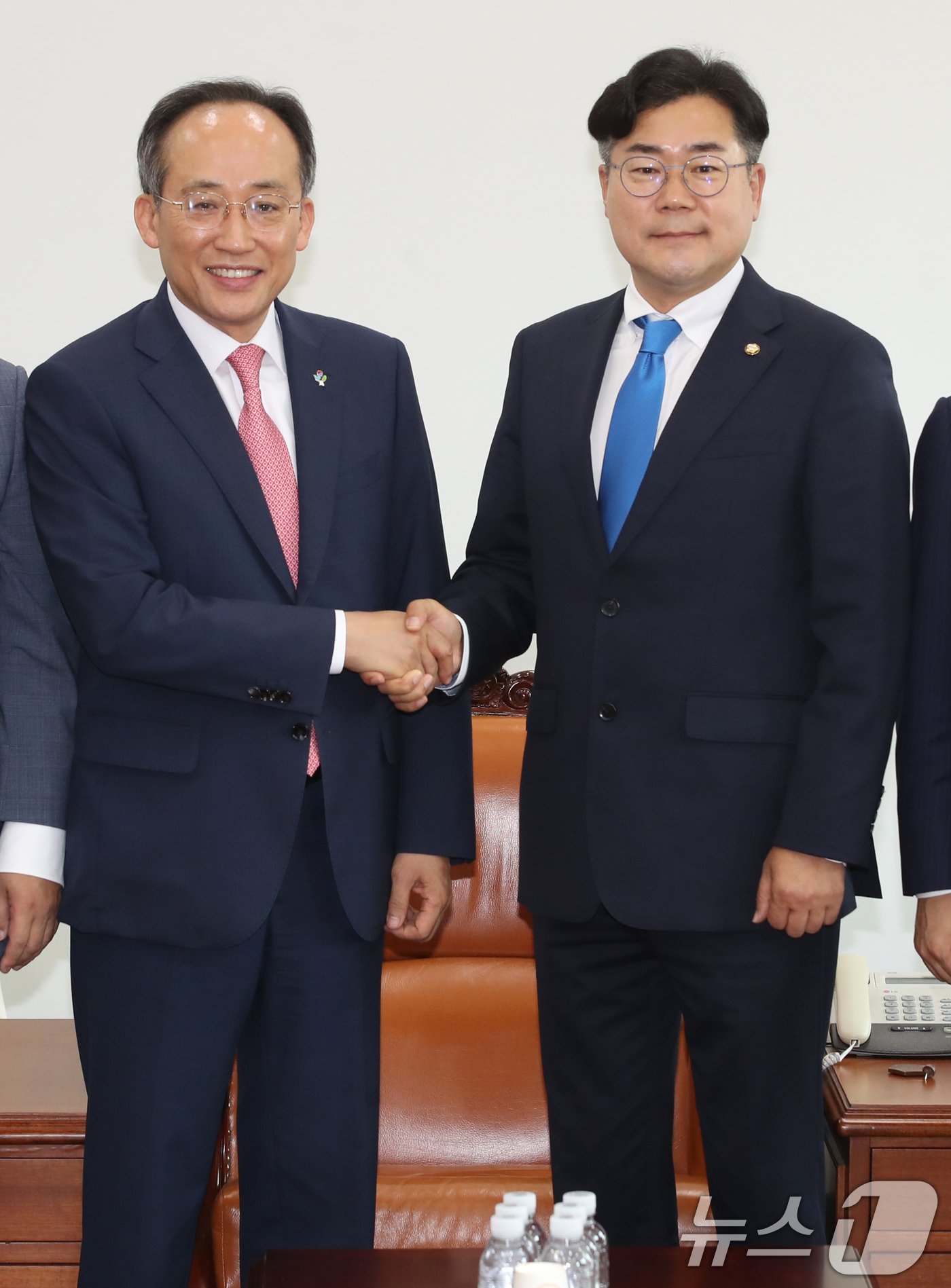 추경호 국민의힘 원내대표&#40;왼쪽&#41;와 박찬대 더불어민주당 원내대표가 5일 오전 서울 여의도 국회에서 원 구성 협상을 위한 회동을 갖고 악수하고 있다. 2024.6.5/뉴스1 ⓒ News1 이광호 기자