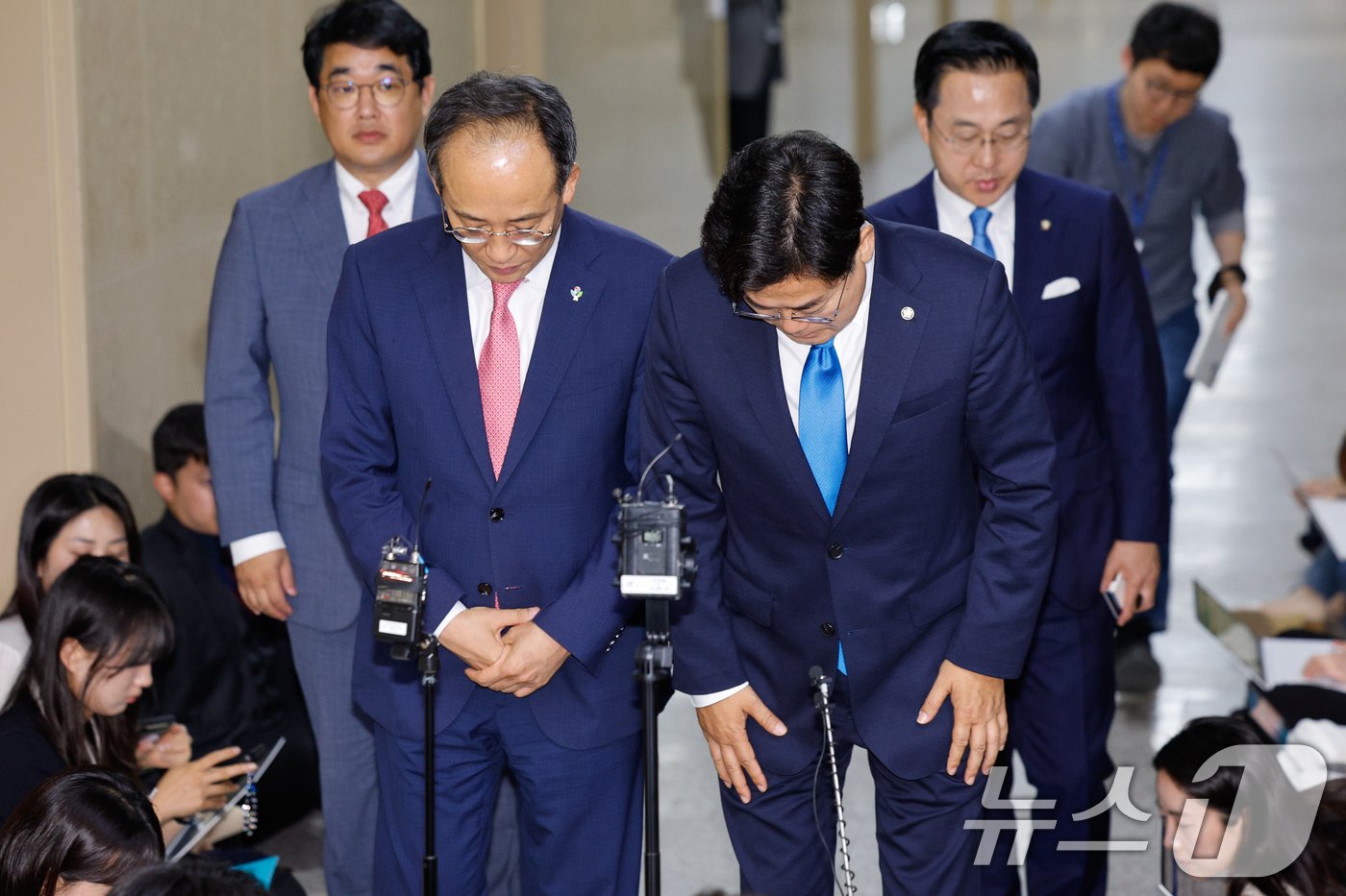 추경호 국민의힘 원내대표와 박찬대 더불어민주당 원내대표가 5일 오전 서울 여의도 국회에서 원구성 협상을 위한 회동 결과 합의 불발을 알리고 있다. 왼쪽부터 배준영 국민의힘 원내수석부대표, 추 원내대표, 박 원내대표, 박성준 더불어민주당 원내수석부대표. 2024.6.5/뉴스1 ⓒ News1 안은나 기자