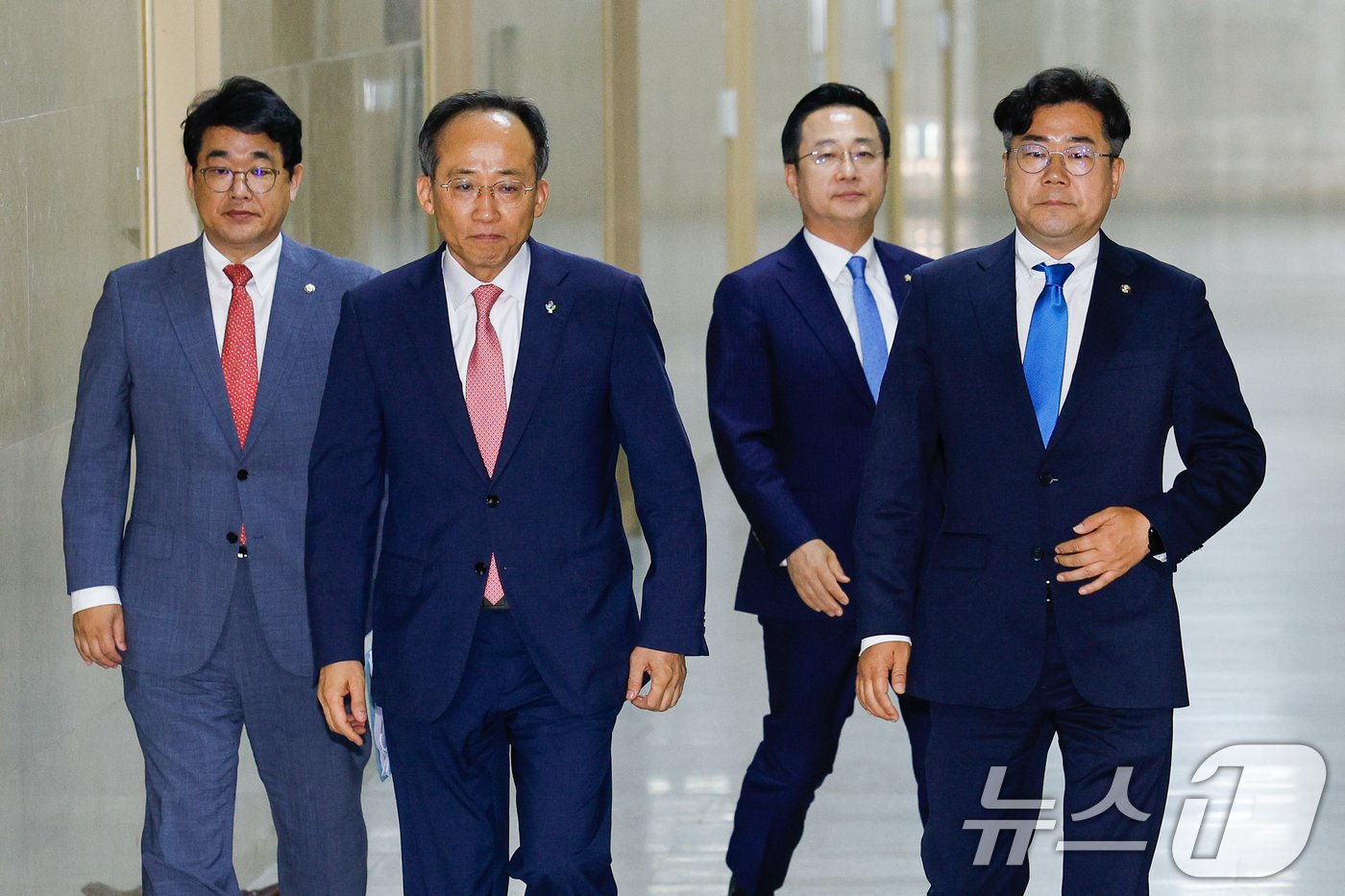 본문 이미지 - 추경호 국민의힘 원내대표와 박찬대 더불어민주당 원내대표가 5일 오전 서울 여의도 국회에서 원구성 협상을 위한 회동 결과 합의 불발을 알리기 위해 취재진 앞으로 이동하고 있다. 왼쪽부터 배준영 국민의힘 원내수석부대표, 추 원내대표, 박성준 더불어민주당 원내수석부대표, 박 원내대표. 2024.6.5/뉴스1 ⓒ News1 안은나 기자