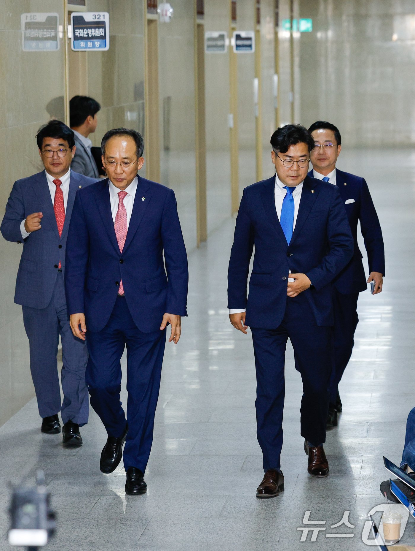 추경호 국민의힘 원내대표와 박찬대 더불어민주당 원내대표가 5일 오전 서울 여의도 국회에서 원구성 협상을 위한 회동 결과 합의 불발을 알리기 위해 취재진 앞으로 이동하고 있다. 왼쪽부터 배준영 국민의힘 원내수석부대표, 추 원내대표, 박 원내대표, 박성준 더불어민주당 원내수석부대표. 2024.6.5/뉴스1 ⓒ News1 안은나 기자