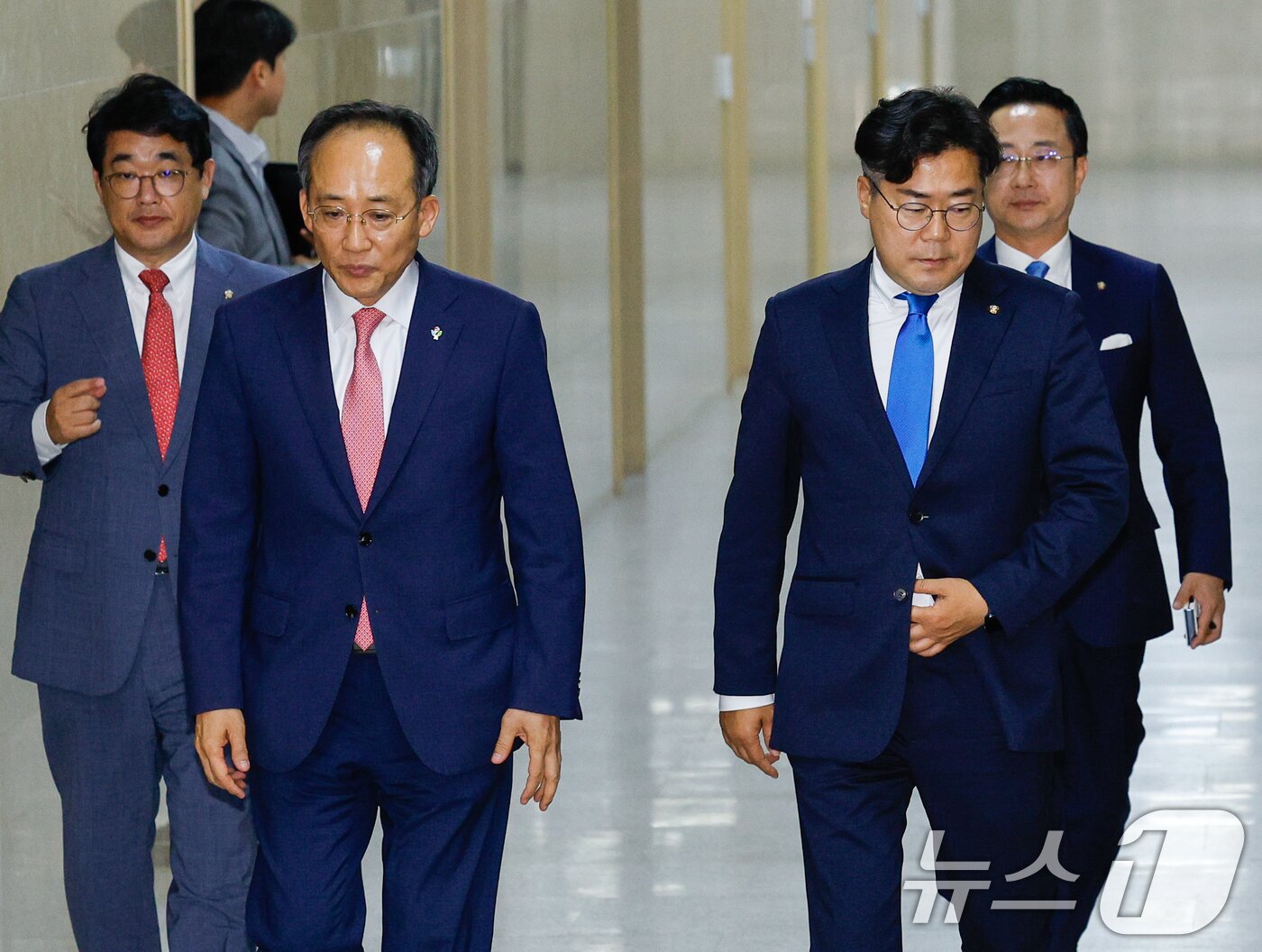 추경호 국민의힘 원내대표와 박찬대 더불어민주당 원내대표가 5일 오전 서울 여의도 국회에서 원구성 협상을 위한 회동 결과 합의 불발을 알리기 위해 취재진 앞으로 이동하고 있다. 왼쪽부터 배준영 국민의힘 원내수석부대표, 추 원내대표, 박 원내대표, 박성준 더불어민주당 원내수석부대표. 2024.6.5/뉴스1 ⓒ News1 안은나 기자