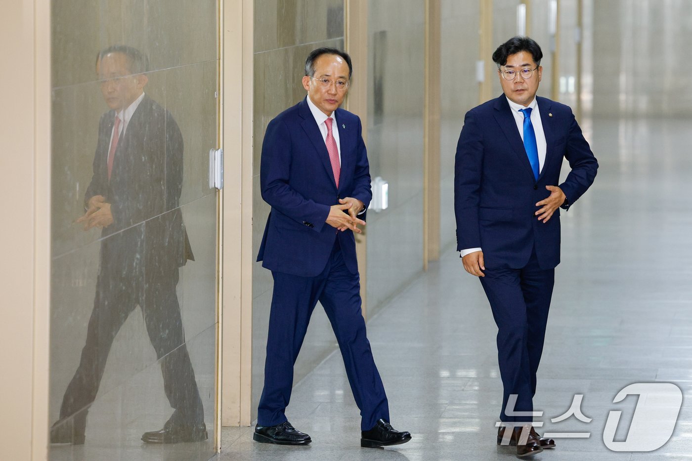 본문 이미지 - 추경호 국민의힘 원내대표(왼쪽)와 박찬대 더불어민주당 원내대표가 5일 오전 서울 여의도 국회에서 원구성 협상을 위한 회동 결과 합의 불발을 알리기 위해 취재진 앞으로 이동하고 있다. 2024.6.5/뉴스1 ⓒ News1 안은나 기자