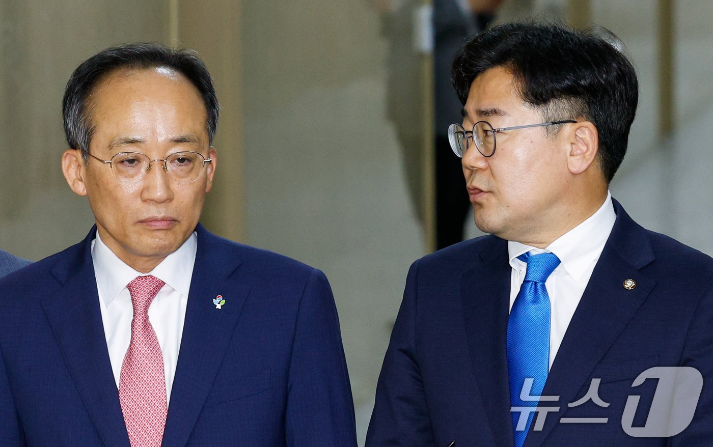 본문 이미지 - 추경호 국민의힘 원내대표(왼쪽)와 박찬대 더불어민주당 원내대표가 5일 오전 서울 여의도 국회에서 원 구성 협상을 위한 회동 결과 합의 불발을 알리고 있다. 2024.6.5/뉴스1 ⓒ News1 안은나 기자