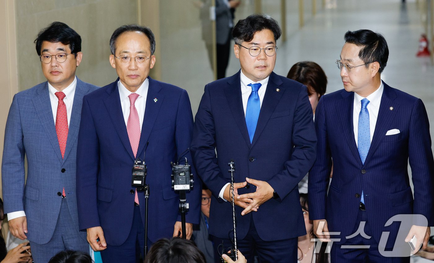 본문 이미지 - 추경호 국민의힘 원내대표와 박찬대 더불어민주당 원내대표가 5일 오전 서울 여의도 국회에서 원 구성 협상을 위한 회동 결과 합의 불발을 알리고 있다. 왼쪽부터 배준영 국민의힘 원내수석부대표, 추 원내대표, 박 원내대표, 박성준 더불어민주당 원내수석부대표. 2024.6.5/뉴스1 ⓒ News1 안은나 기자