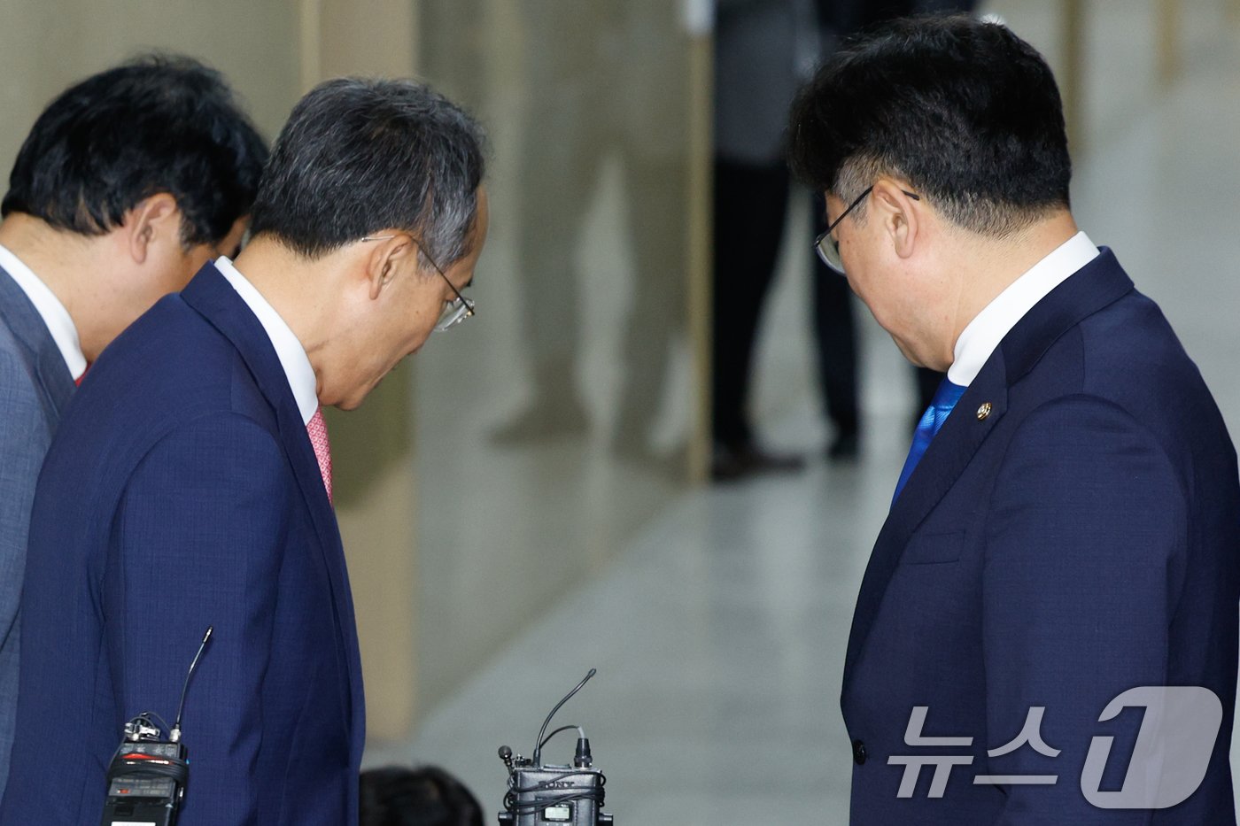 추경호 국민의힘 원내대표&#40;왼쪽&#41;와 박찬대 더불어민주당 원내대표가 5일 오전 서울 여의도 국회에서 원 구성 협상을 위한 회동 결과 합의 불발을 알린 후 이동하고 있다. 2024.6.5/뉴스1 ⓒ News1 안은나 기자