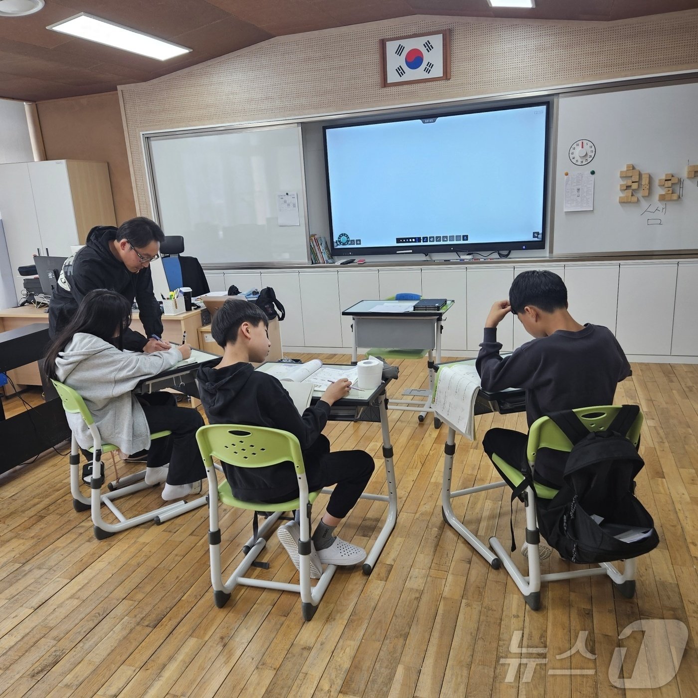 본문 이미지 -  수업중인 상곡초 6학년 학생들./ 뉴스1 ⓒ News1 백운석기자