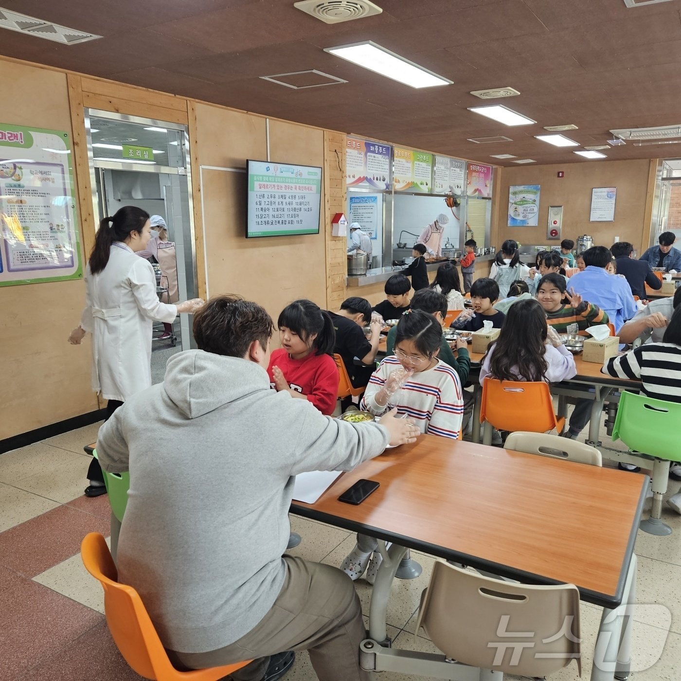 상곡초 학생들이 교내 식당에서 친환경 식단으로 제공된 점심을 먹고 있다. / 뉴스1 ⓒ News1 백운석기자  