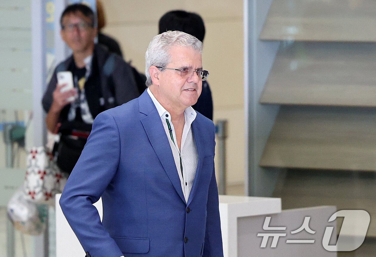 본문 이미지 - 포항 영일만 일대에 석유 및 가스가 매장돼 있을 가능성이 높다고 분석한 액트지오(Act-Geo)의 비토르 아브레우(Vitor Abreu) 고문이 5일 오전 인천국제공항 제2터미널을 통해 입국하고 있다.  2024.6.5/뉴스1 ⓒ News1 장수영 기자