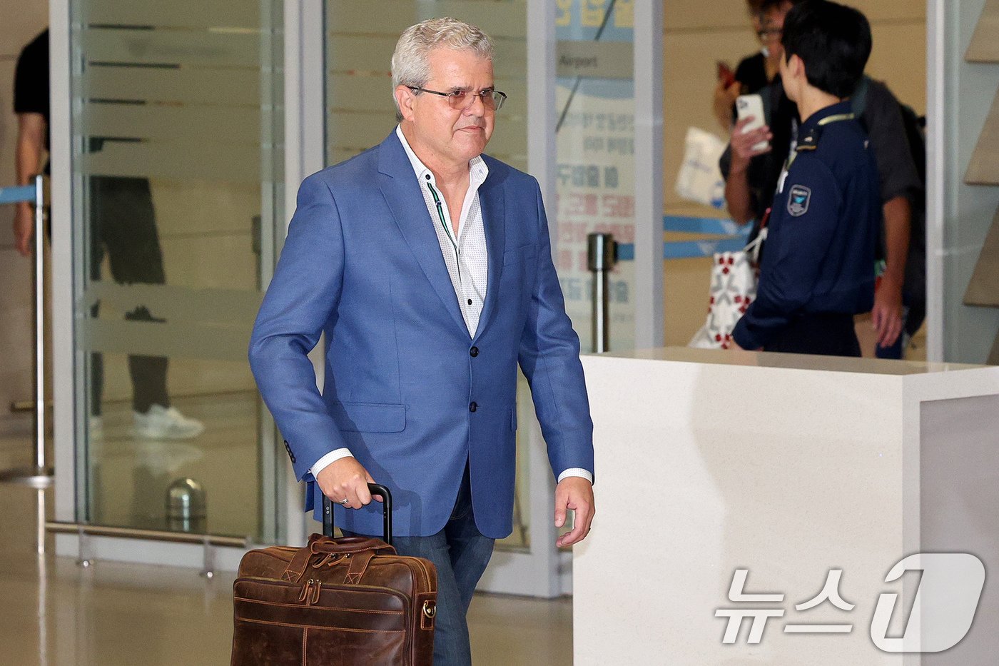 본문 이미지 - 포항 영일만 일대에 석유 및 가스가 매장돼 있을 가능성이 높다고 분석한 액트지오(Act-Geo)의 비토르 아브레우(Vitor Abreu) 고문이 5일 오전 인천국제공항 제2터미널을 통해 입국하고 있다.  2024.6.5/뉴스1 ⓒ News1 장수영 기자