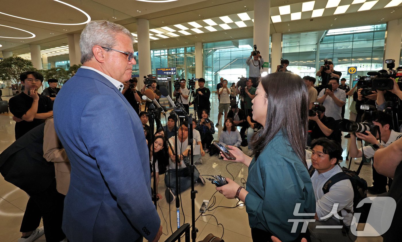 본문 이미지 - 포항 영일만 일대에 석유 및 가스가 매장돼 있을 가능성이 높다고 분석한 액트지오(Act-Geo)의 비토르 아브레우(Vitor Abreu) 고문이 5일 오전 인천국제공항 제2터미널을 통해 입국한 뒤 취재진 질의에 답변하고 있다.. 2024.6.5/뉴스1 ⓒ News1 장수영 기자