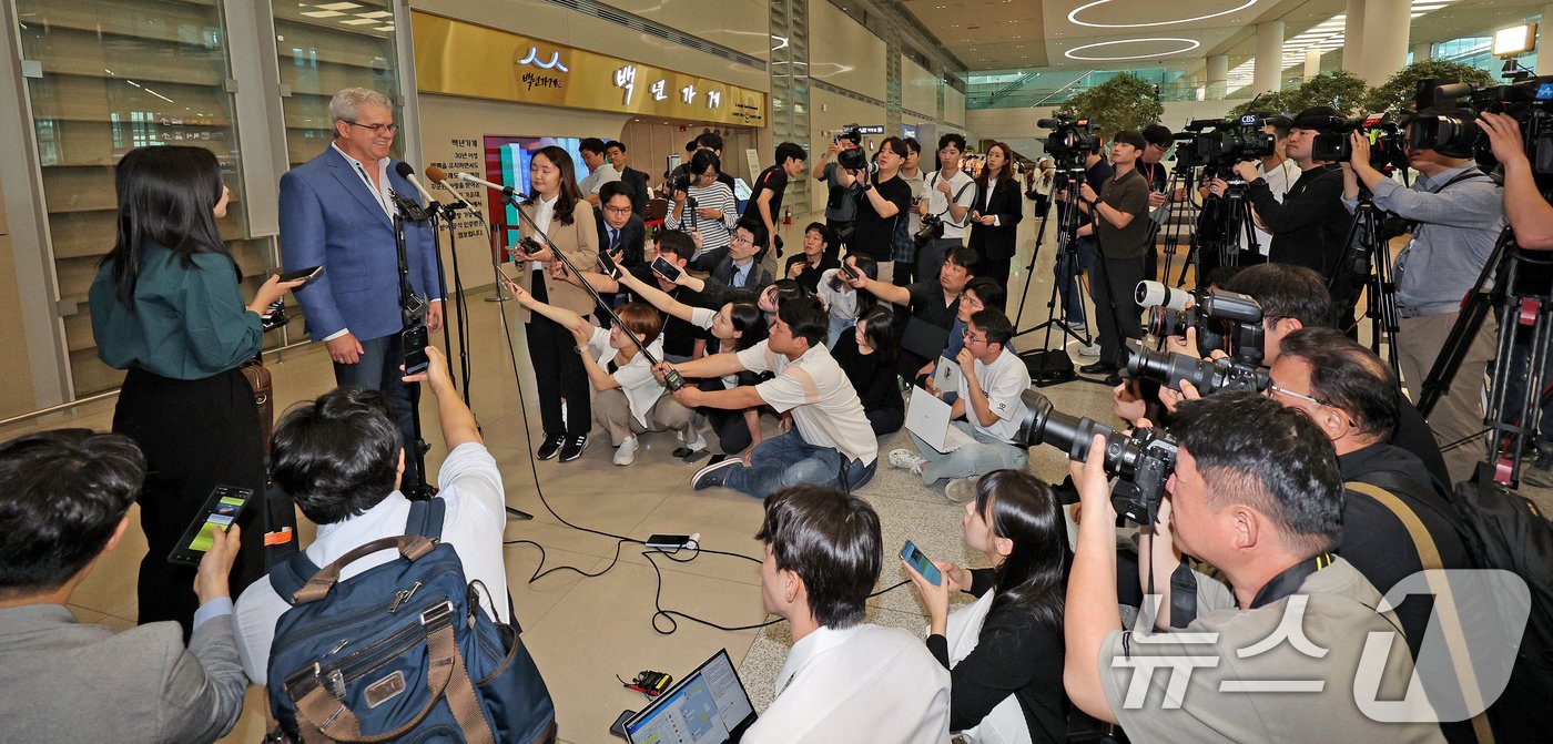 본문 이미지 - 포항 영일만 일대에 석유 및 가스가 매장돼 있을 가능성이 높다고 분석한 액트지오(Act-Geo)의 비토르 아브레우(Vitor Abreu) 고문이 5일 오전 인천국제공항 제2터미널을 통해 입국한 뒤 취재진 질의에 답변하고 있다.  2024.6.5/뉴스1 ⓒ News1 장수영 기자