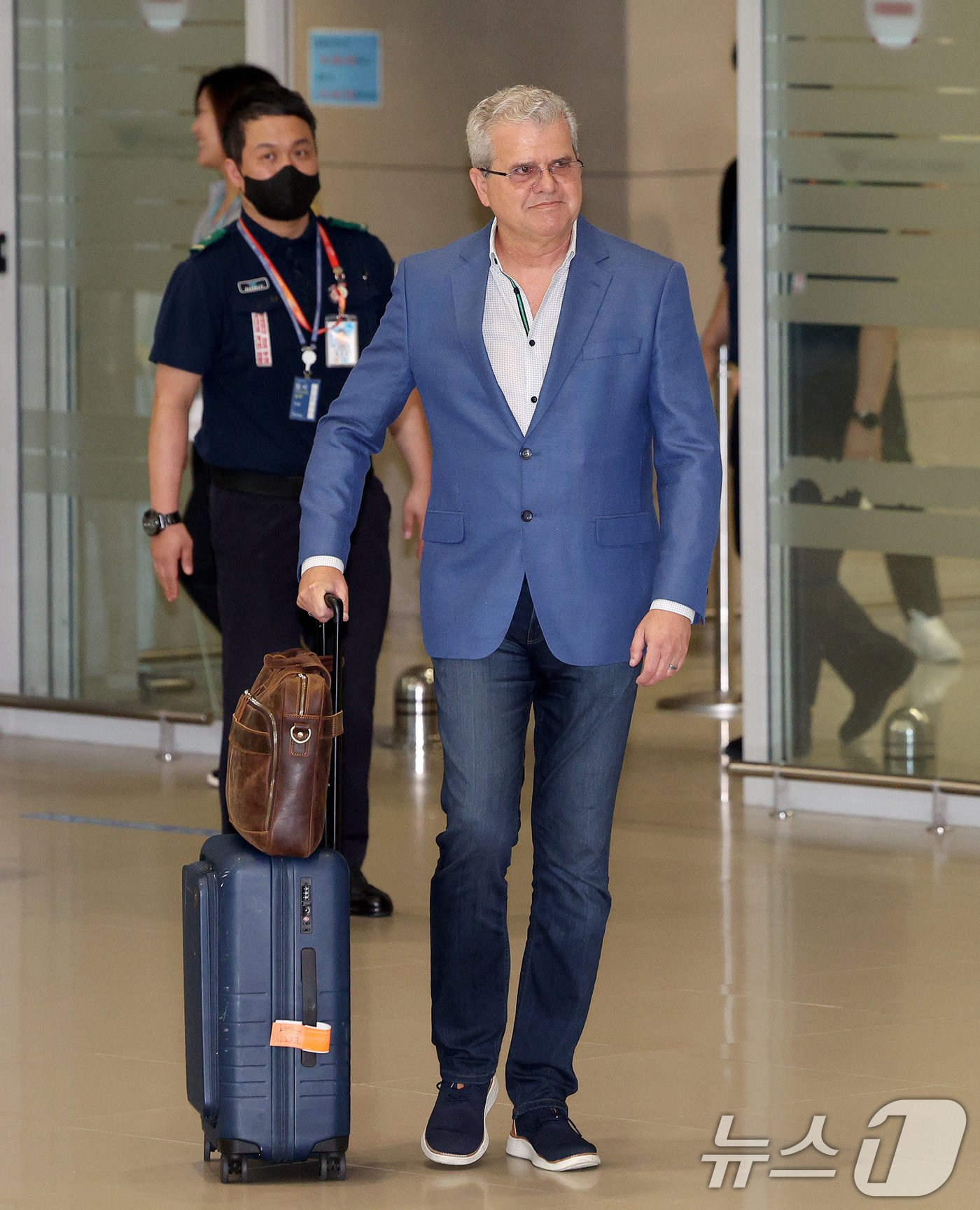 본문 이미지 - 포항 영일만 일대에 석유 및 가스가 매장돼 있을 가능성이 높다고 분석한 액트지오(Act-Geo)의 비토르 아브레우(Vitor Abreu) 고문이 5일 오전 인천국제공항 제2터미널을 통해 입국하고 있다.  2024.6.5/뉴스1 ⓒ News1 장수영 기자