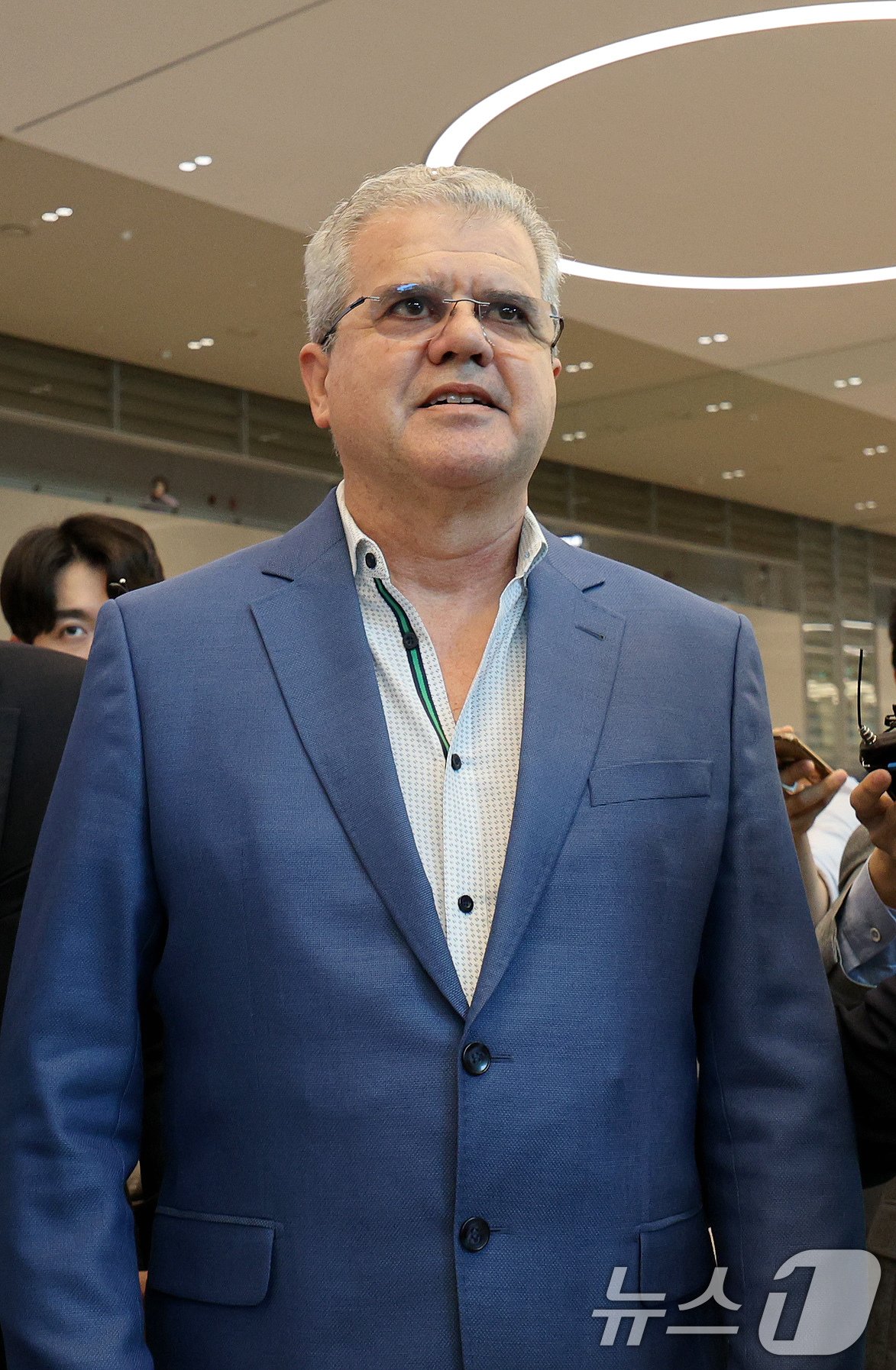 본문 이미지 - 포항 영일만 일대에 석유 및 가스가 매장돼 있을 가능성이 높다고 분석한 액트지오(Act-Geo)의 비토르 아브레우(Vitor Abreu) 고문이 5일 오전 인천국제공항 제2터미널을 통해 입국하고 있다.  2024.6.5/뉴스1 ⓒ News1 장수영 기자