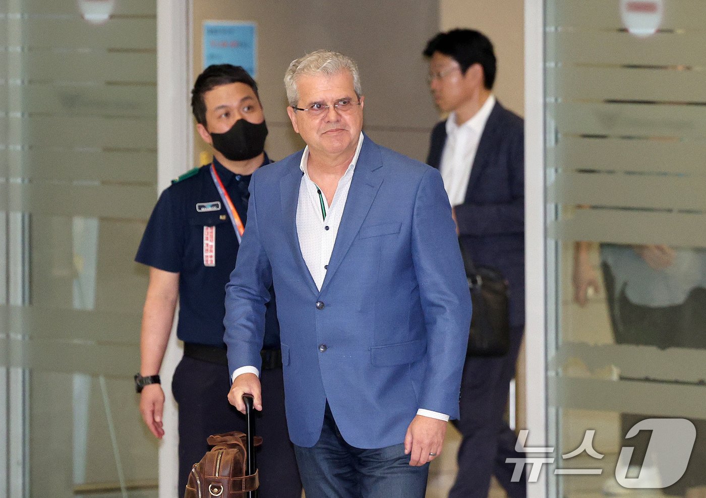 본문 이미지 - 포항 영일만 일대에 석유 및 가스가 매장돼 있을 가능성이 높다고 분석한 액트지오(Act-Geo)의 비토르 아브레우(Vitor Abreu) 고문이 5일 오전 인천국제공항 제2터미널을 통해 입국하고 있다. 2024.6.5/뉴스1 ⓒ News1 장수영 기자