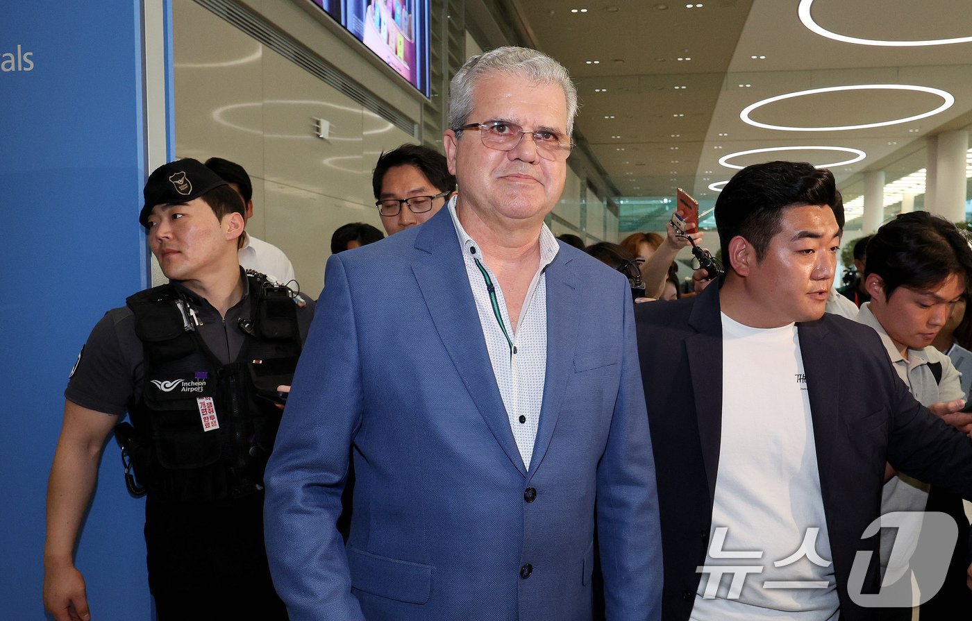 본문 이미지 - 포항 영일만 일대에 석유 및 가스가 매장돼 있을 가능성이 높다고 분석한 액트지오(Act-Geo)의 비토르 아브레우(Vitor Abreu) 고문이 5일 오전 인천국제공항 제2터미널을 통해 입국하고 있다. 2024.6.5/뉴스1 ⓒ News1 장수영 기자