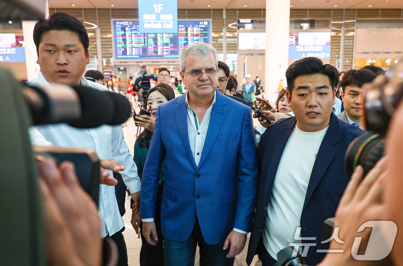 본문 이미지 - 포항 영일만 일대에 석유 및 가스가 매장돼 있을 가능성이 높다고 분석한 액트지오(Act-Geo)의 비토르 아브레우(Vitor Abreu) 고문이 5일 오전 인천국제공항 제2터미널을 통해 입국하고 있다.  (공동취재) 2024.6.5/뉴스1 ⓒ News1 장수영 기자