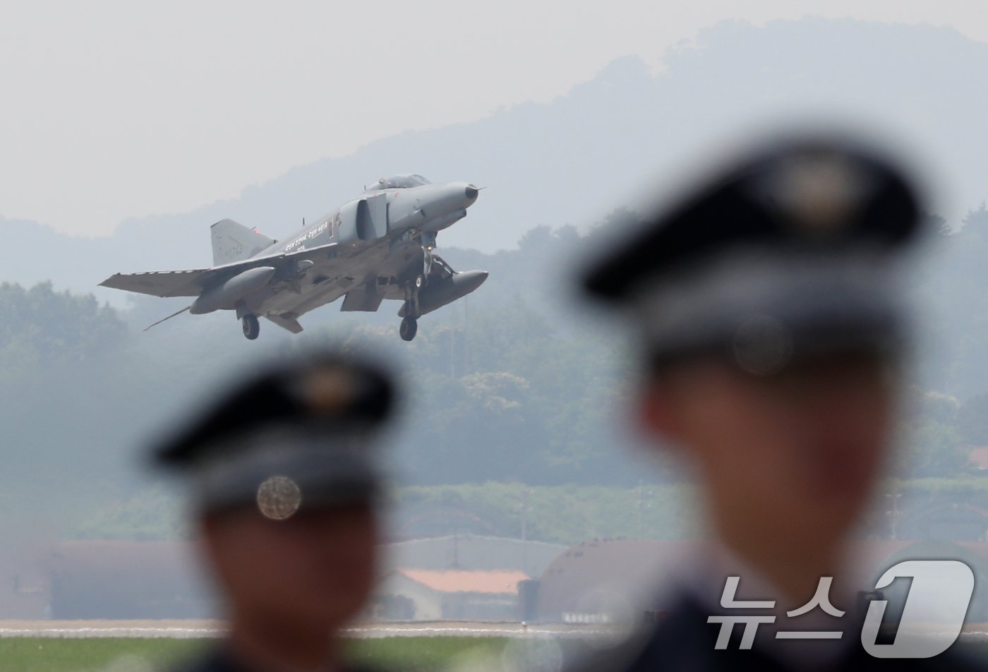 5일 오전 경기 수원시 공군 제10전투비행단에서 열린 &#39;F-4 팬텀 퇴역식 미디어데이&#39;에서 F-4 팬텀 전투기가 이륙하고 있다. 2024.6.5/뉴스1 ⓒ News1 김영운 기자