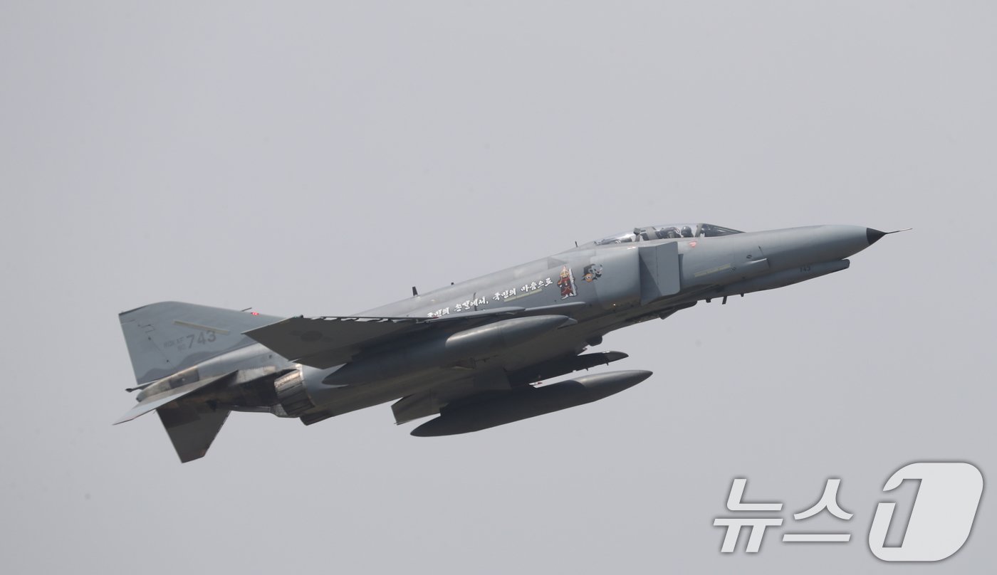 본문 이미지 - 지난 6월 5일 오전 경기 수원시 공군 제10전투비행단에서 열린 'F-4 팬텀 퇴역식 미디어데이'에서 F-4 팬텀 전투기가 이륙하고 있다. 2024.6.5/뉴스1 ⓒ News1 김영운 기자