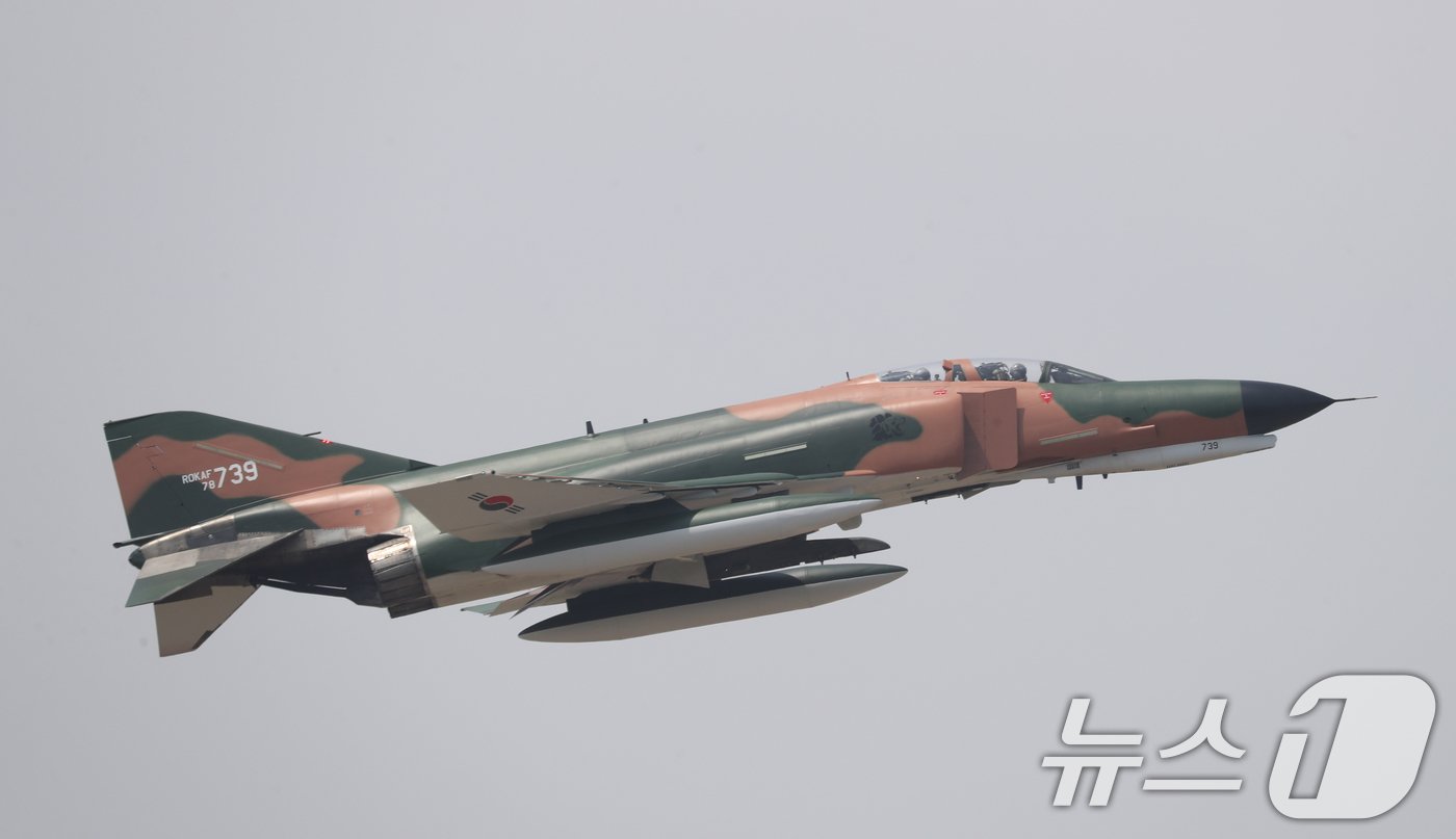 본문 이미지 - 5일 오전 경기 수원시 공군 제10전투비행단에서 열린 'F-4 팬텀 퇴역식 미디어데이'에서 F-4 팬텀 전투기가 이륙하고 있다. 2024.6.5/뉴스1 ⓒ News1 김영운 기자