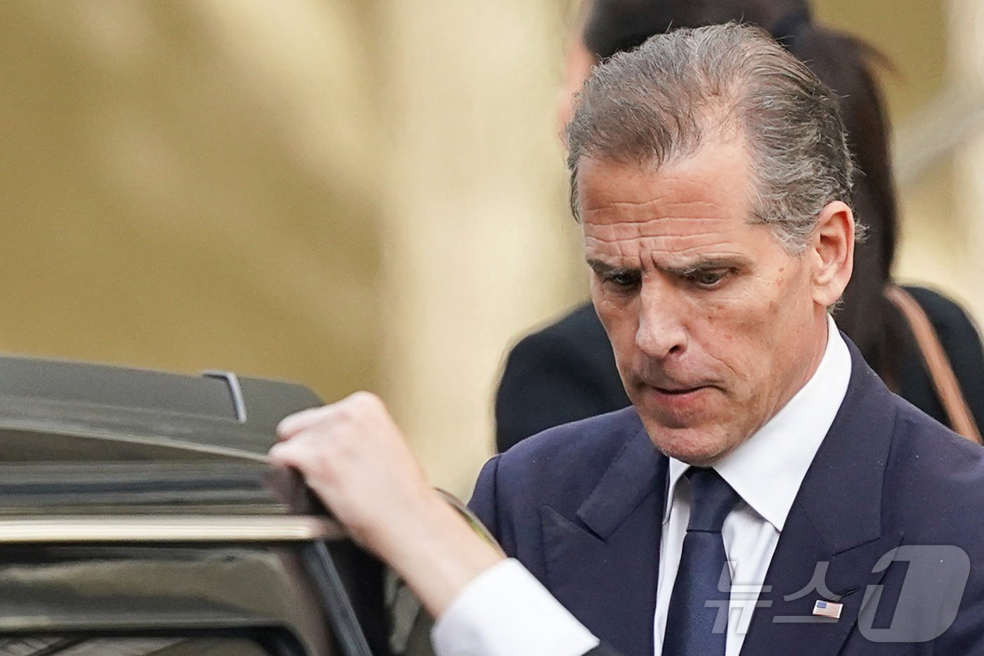 본문 이미지 - 조 바이든 미국 대통령의 아들 헌터가 4일&#40;현지시간&#41; 델라웨어주 윌밍턴 연방법원에서 열린 총기 불법 소유 혐의 재판을 마친 뒤 차량을 타고 있다. 2024.06.05 ⓒ 로이터=뉴스1 ⓒ News1 우동명 기자