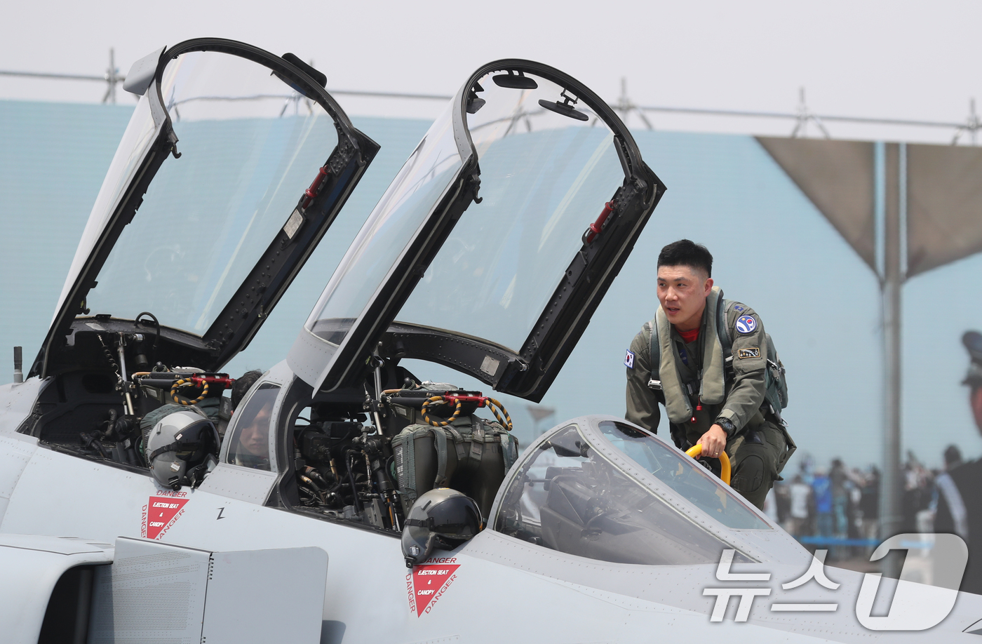 (수원=뉴스1) 김영운 기자 = 5일 오전 경기 수원시 공군 제10전투비행단에서 열린 'F-4 팬텀 퇴역식 미디어데이'에서 F-4 팬텀 전투기 조종사가 착륙한 뒤 전투기에서 내리고 …