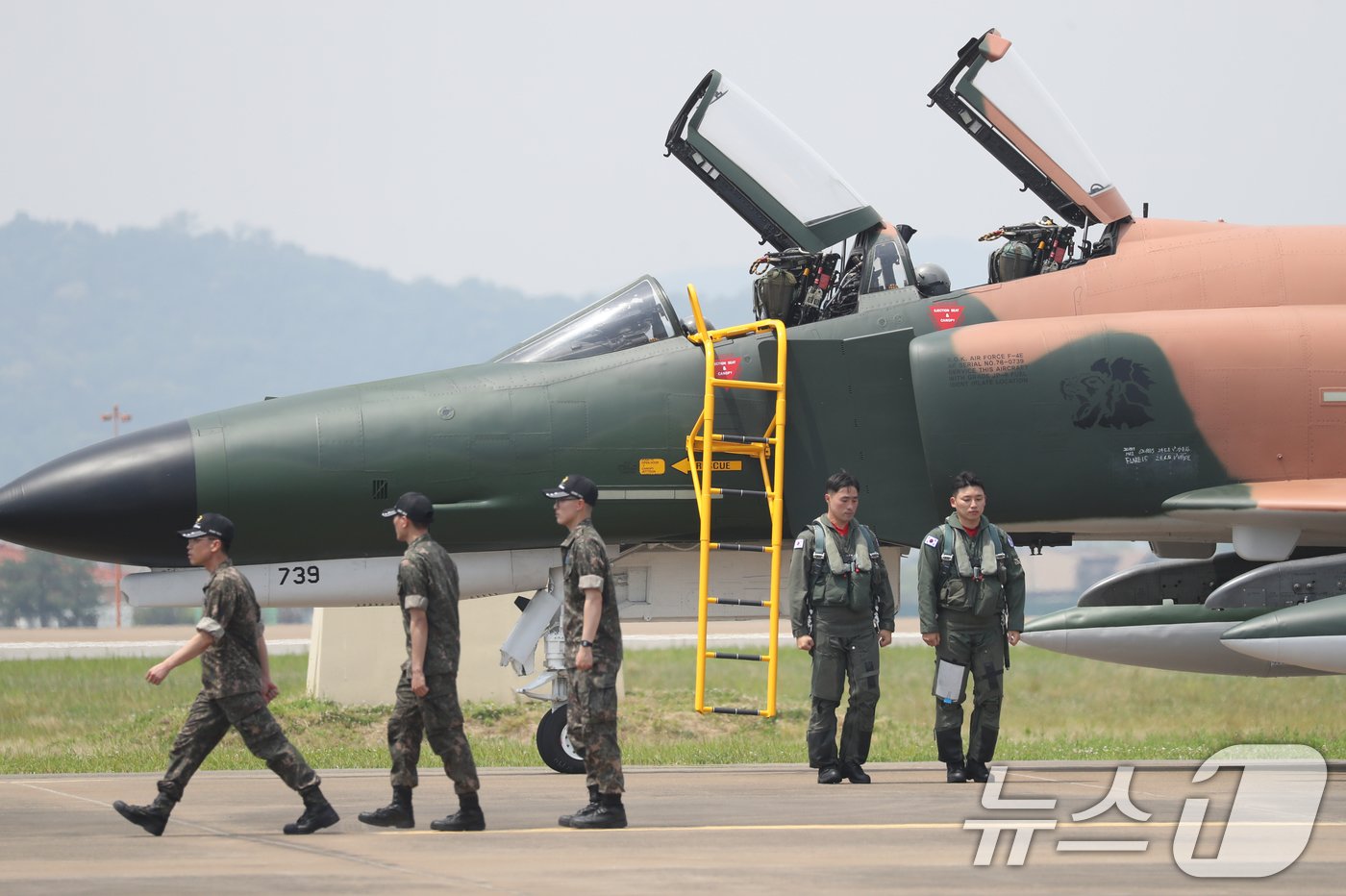 5일 오전 경기 수원시 공군 제10전투비행단에서 열린 &#39;F-4 팬텀 퇴역식 미디어데이&#39;에서 F-4 팬텀 전투기 조종사들이 착륙한 뒤 행사장으로 들어서고 있다. 2024.6.5/뉴스1 ⓒ News1 김영운 기자