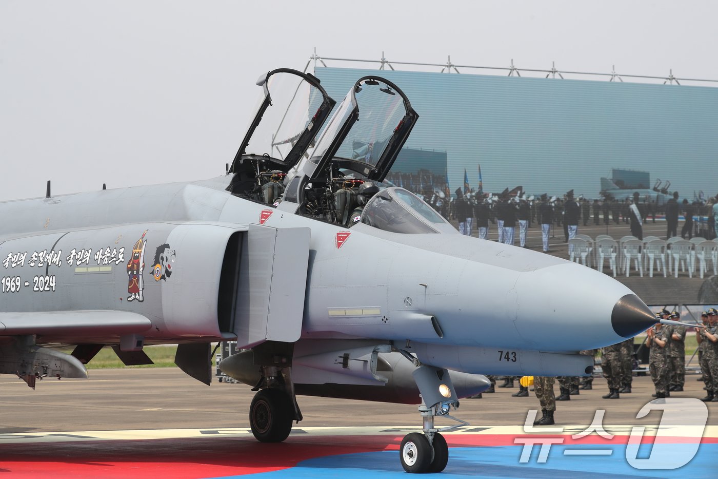 본문 이미지 - 5일 오전 경기 수원시 공군 제10전투비행단에서 열린 'F-4 팬텀 퇴역식 미디어데이'에서 F-4 팬텀 전투기 조종사들이 착륙한 뒤 행사장으로 들어서고 있다. 2024.6.5/뉴스1 ⓒ News1 김영운 기자
