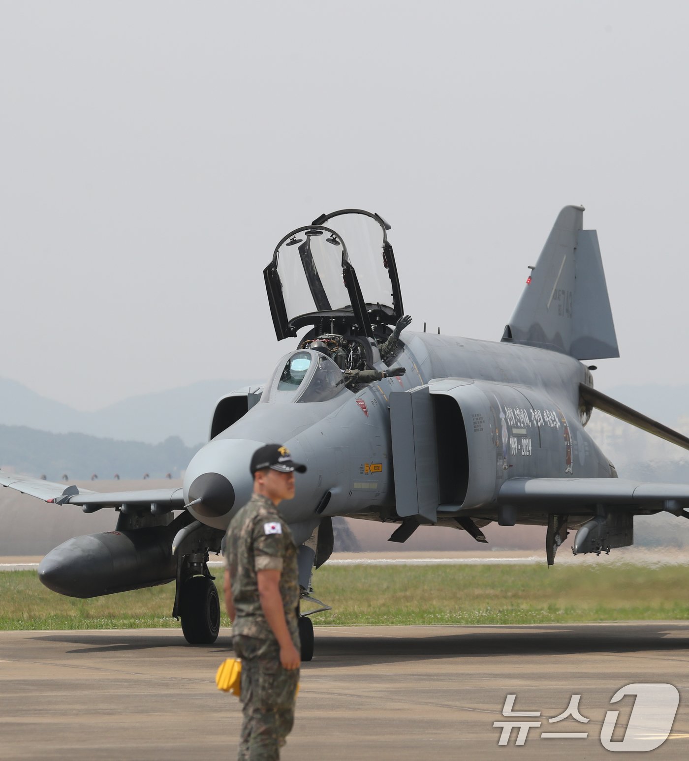 본문 이미지 - 5일 오전 경기 수원시 공군 제10전투비행단에서 열린 'F-4 팬텀 퇴역식 미디어데이'에서 F-4 팬텀 전투기 조종사들이 착륙한 뒤 행사장으로 들어서고 있다. 2024.6.5/뉴스1 ⓒ News1 김영운 기자