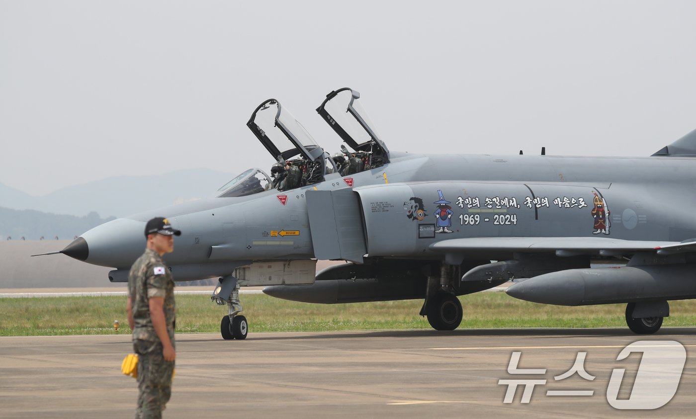 본문 이미지 - 5일 오전 경기 수원시 공군 제10전투비행단에서 열린 'F-4 팬텀 퇴역식 미디어데이'에서 F-4 팬텀 전투기 조종사들이 착륙한 뒤 행사장으로 들어서고 있다. 2024.6.5/뉴스1 ⓒ News1 김영운 기자