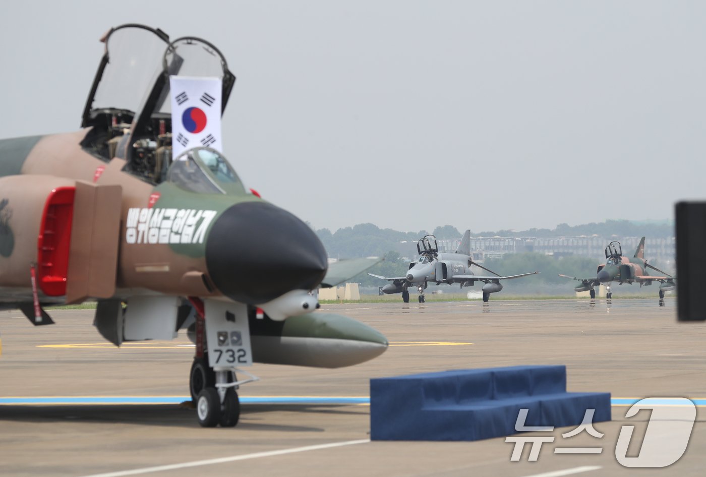 본문 이미지 - 5일 오전 경기 수원시 공군 제10전투비행단에서 열린 'F-4 팬텀 퇴역식 미디어데이'에서 F-4 팬텀 전투기가 도열해 있다. 2024.6.5/뉴스1 ⓒ News1 김영운 기자